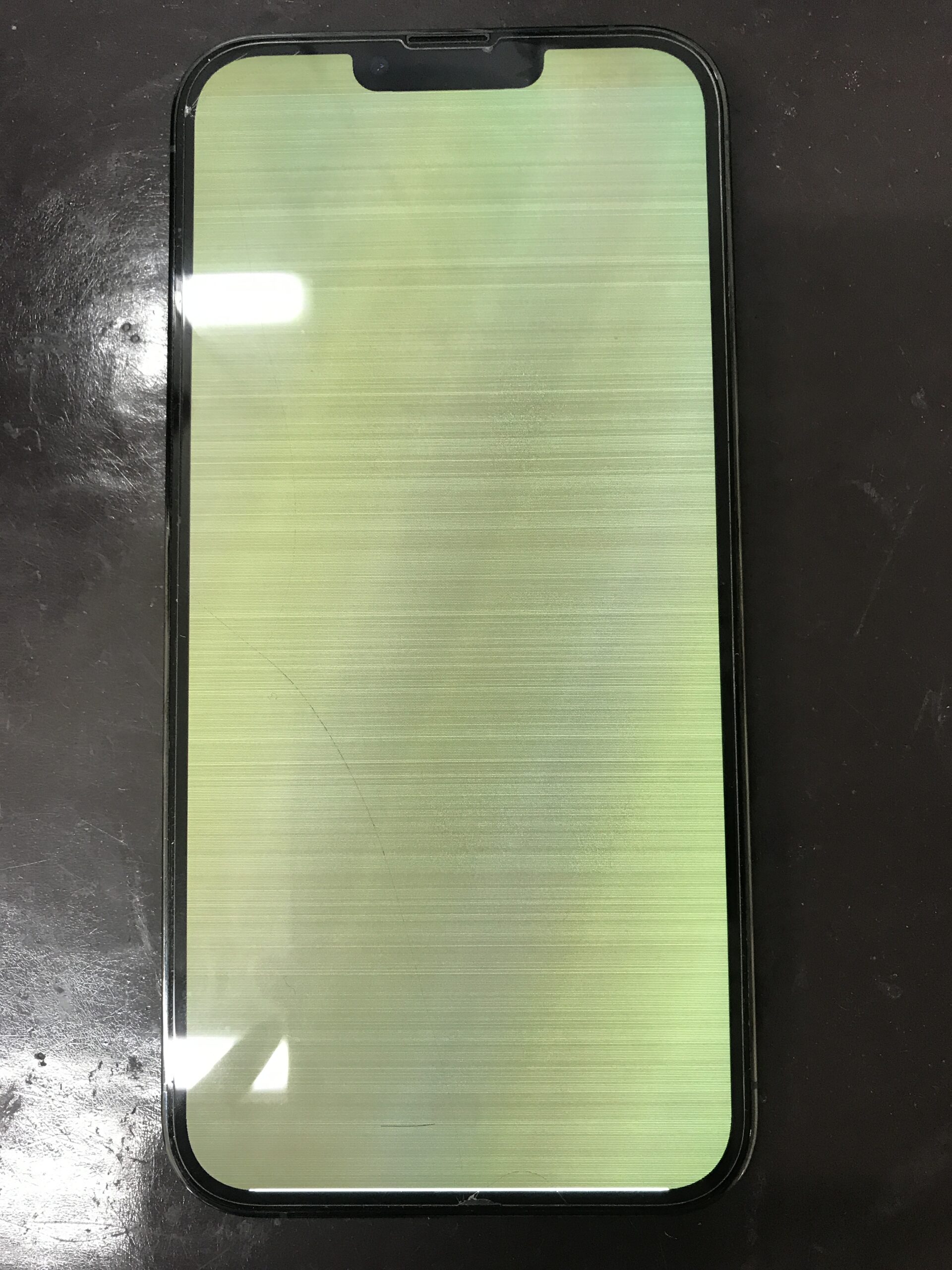 落下後に画面が緑色になったiPhone 13 Pro Max