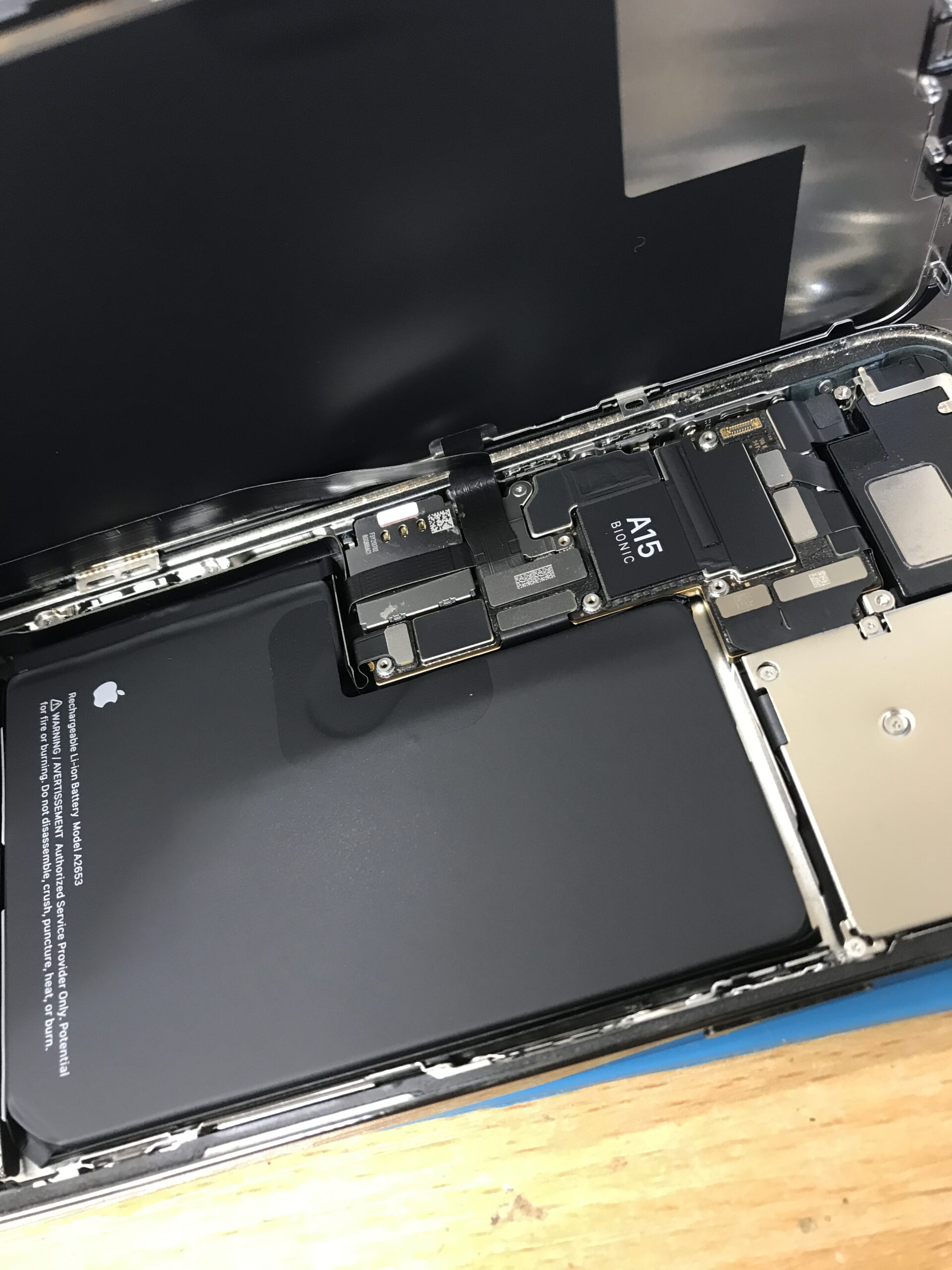 iPhone 13 Pro Maxの画面交換修理中の状態