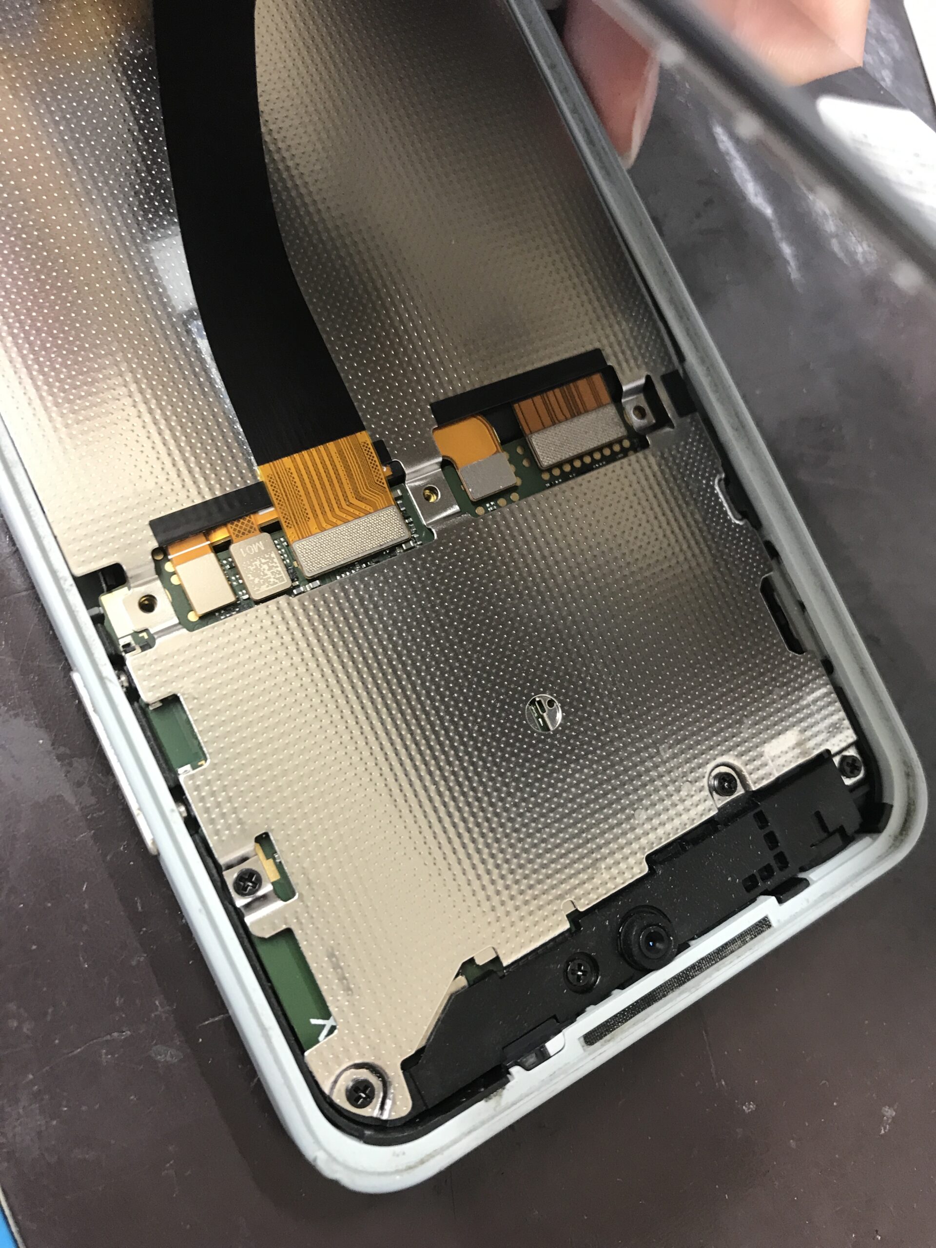 AQUOS wish3を分解して画面交換を行っている修理中の状態