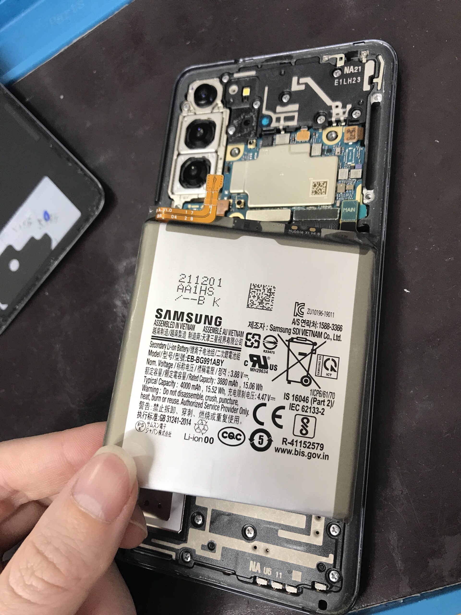 Galaxy S21 バッテリー交換のため分解した修理中の端末