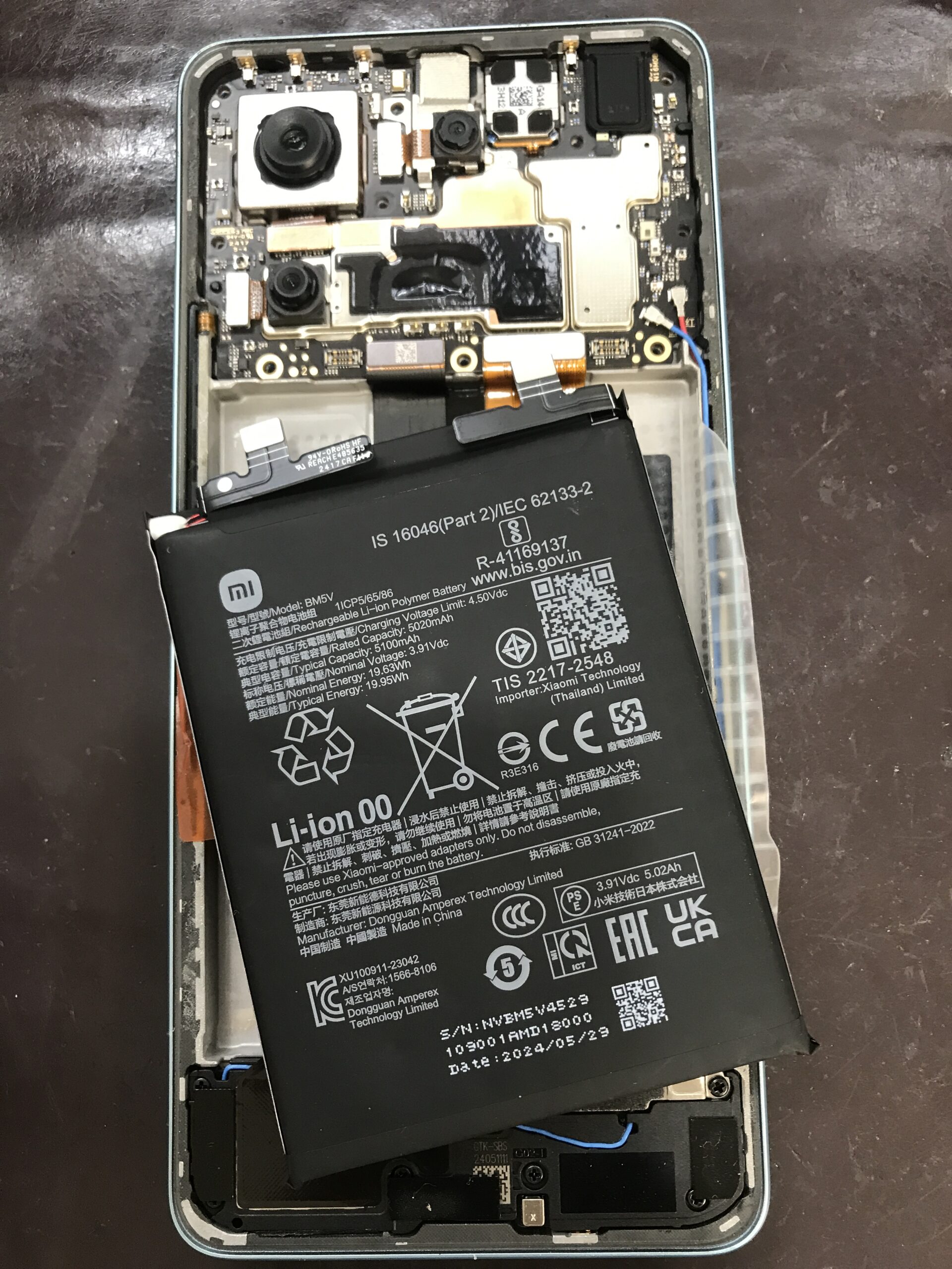 Redmi Note 13 Pro 5Gを分解してバッテリー交換を行っている状態