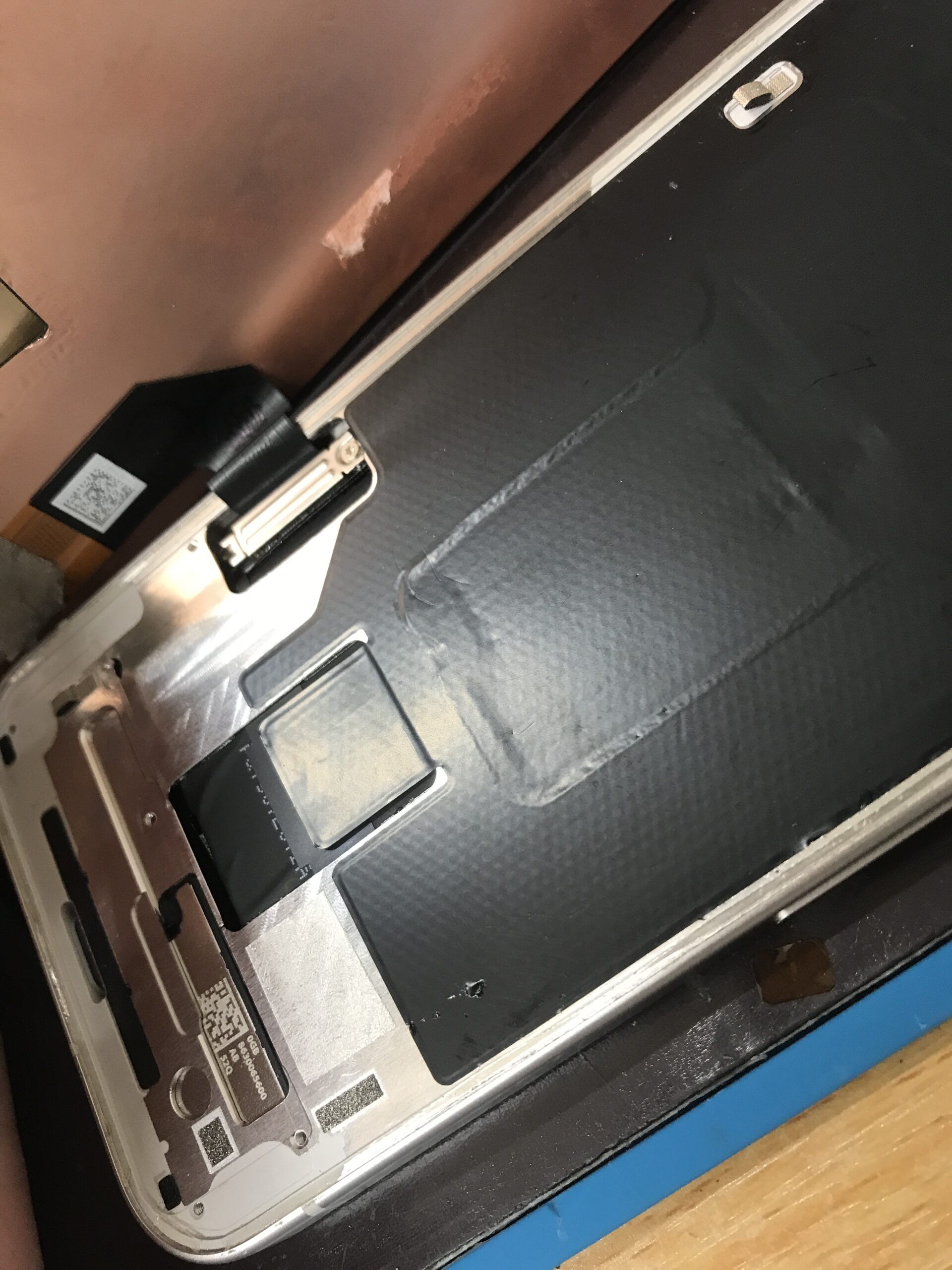Pixel 9aを分解して画面交換修理を行っている状態
