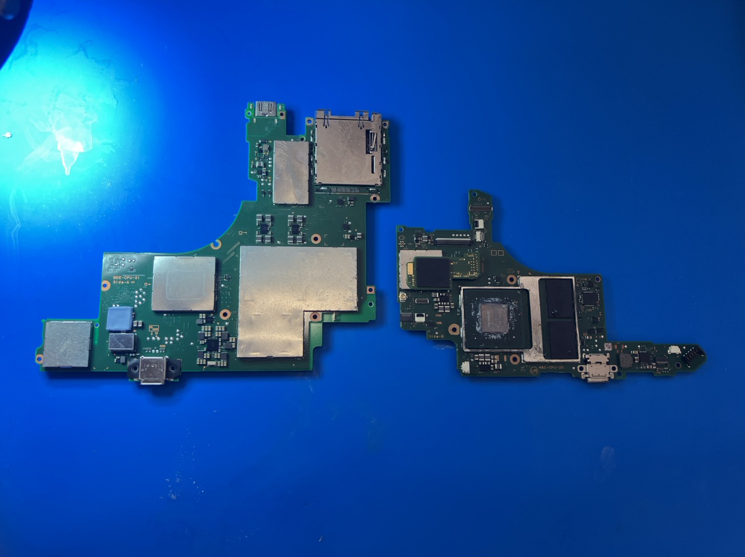 Nintendo Switch2と初代Switchのメイン基板サイズ比較