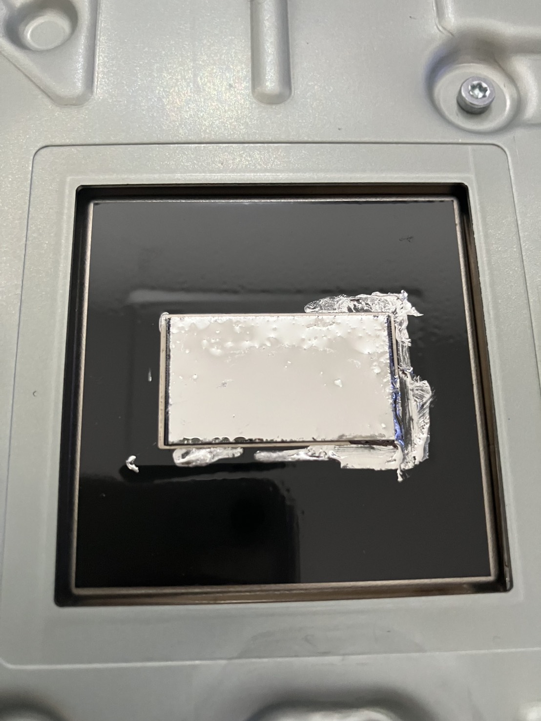 PS5液体金属修理後に均一に濡れ広がったヒートシンク接触面