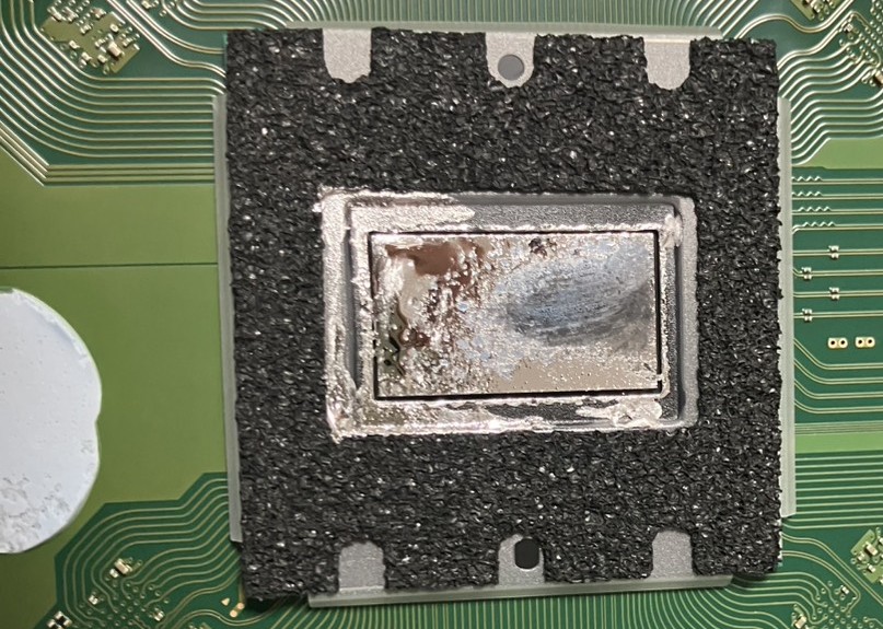 PS5のAPU側で液体金属が偏りドライスポットが発生している状態