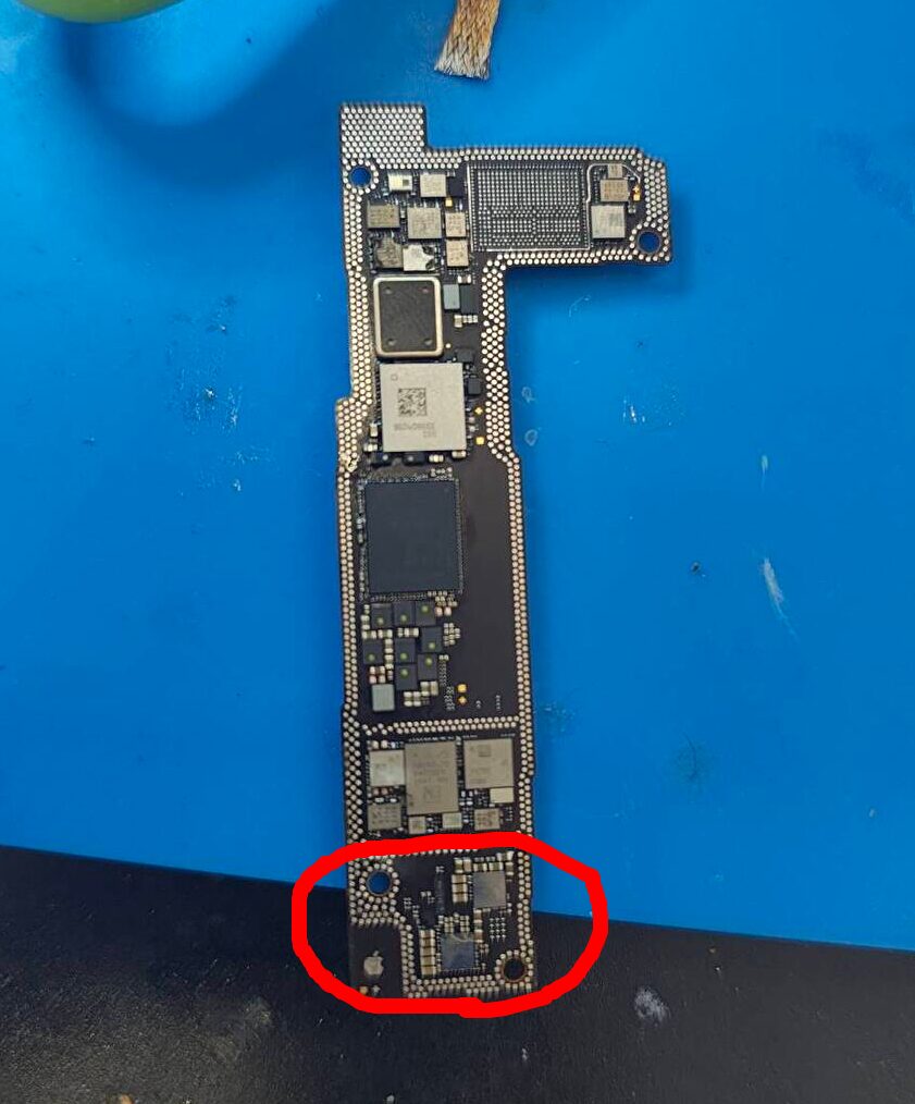 iPhone14上側基板のメインラインショート箇所を確認している基板修理