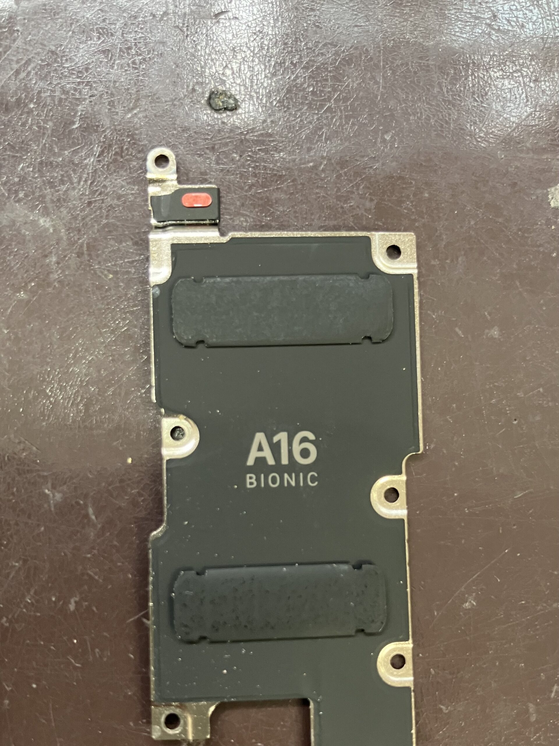 iPhone14 Pro Max内部の水没判定シールが赤く変色している状態