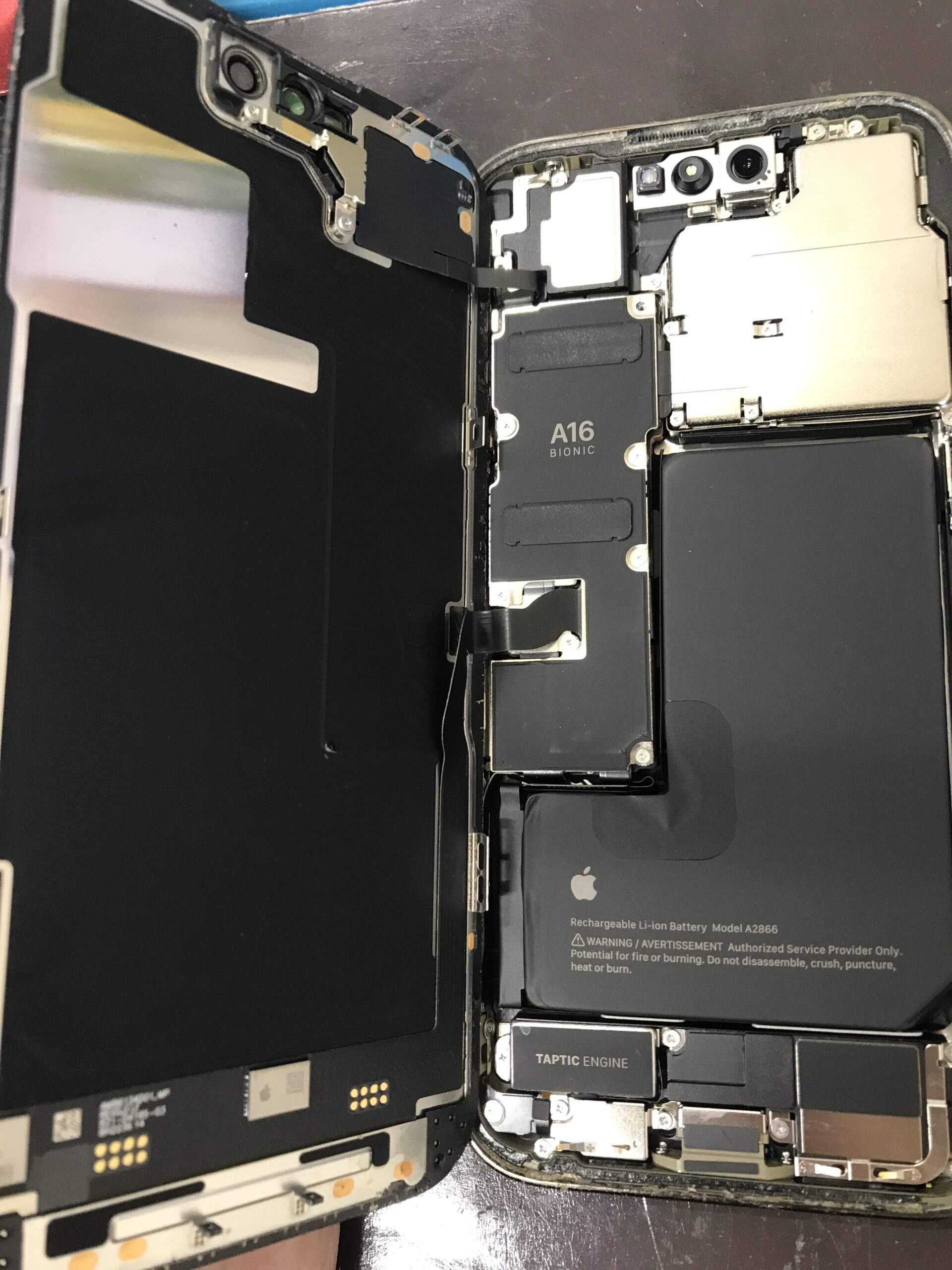 iPhone14 バッテリー交換修理中に内部とバッテリーを確認している状態