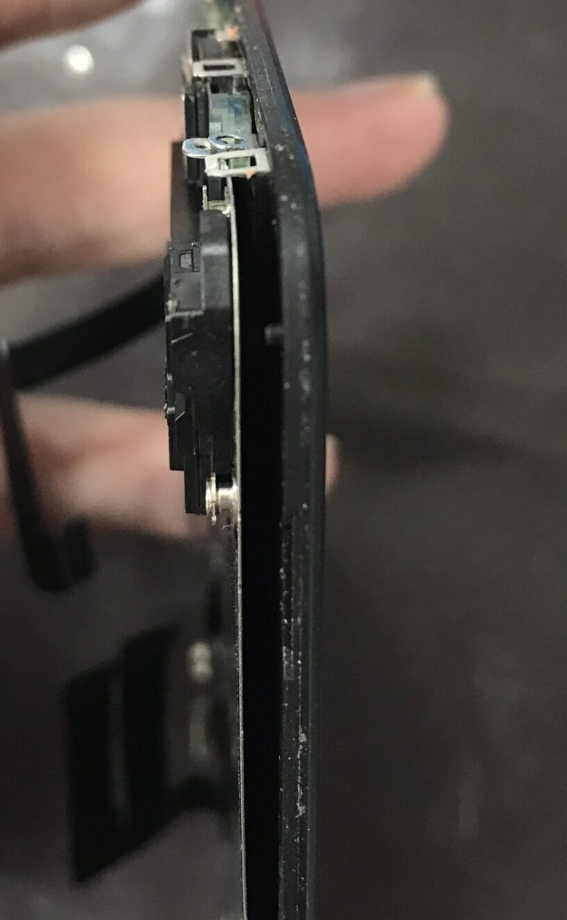 iPhone11の画面交換中に確認した液晶内部の剥離状態
