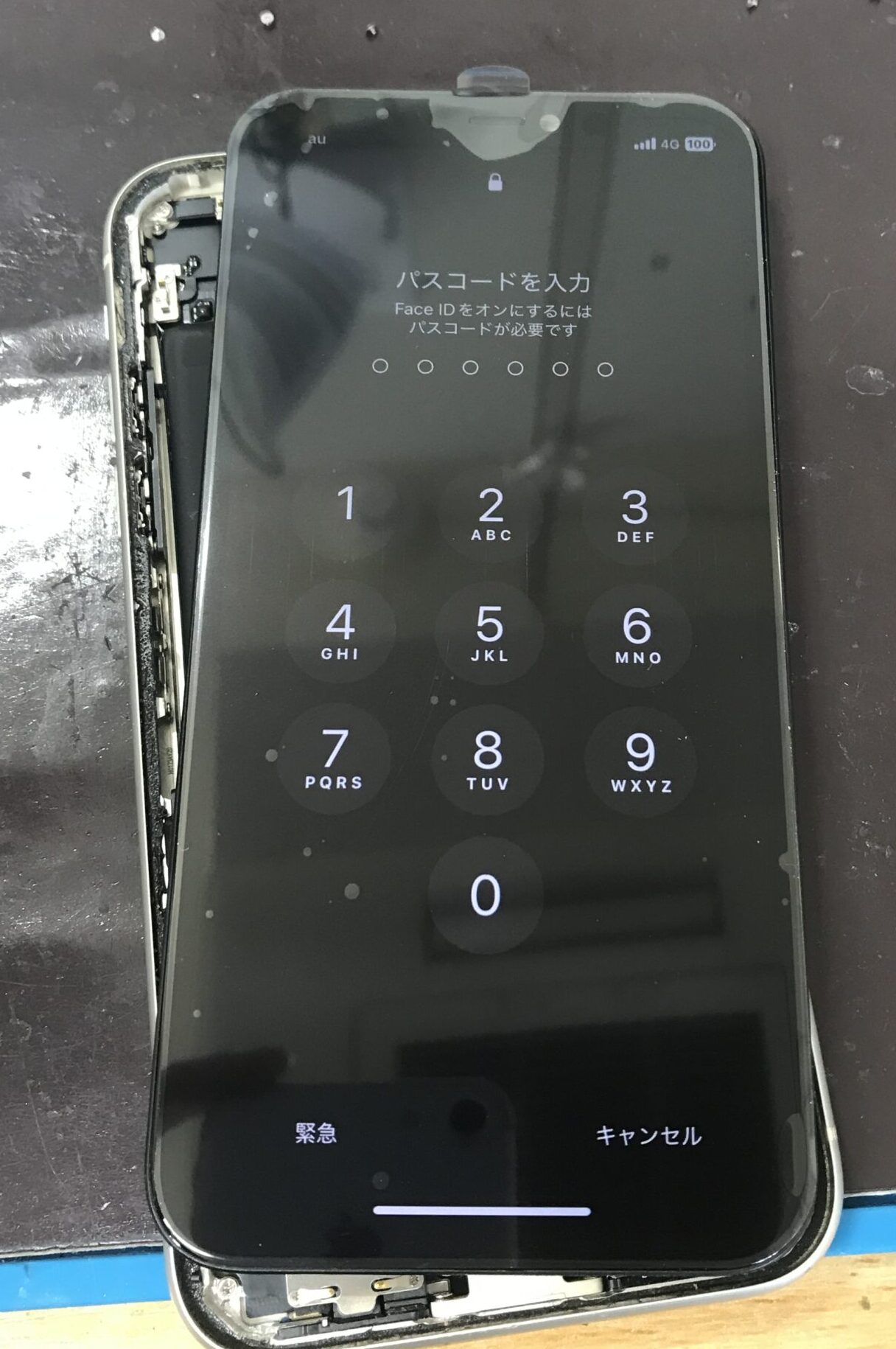iPhone11液晶交換中に新しい液晶を仮付けして動作確認