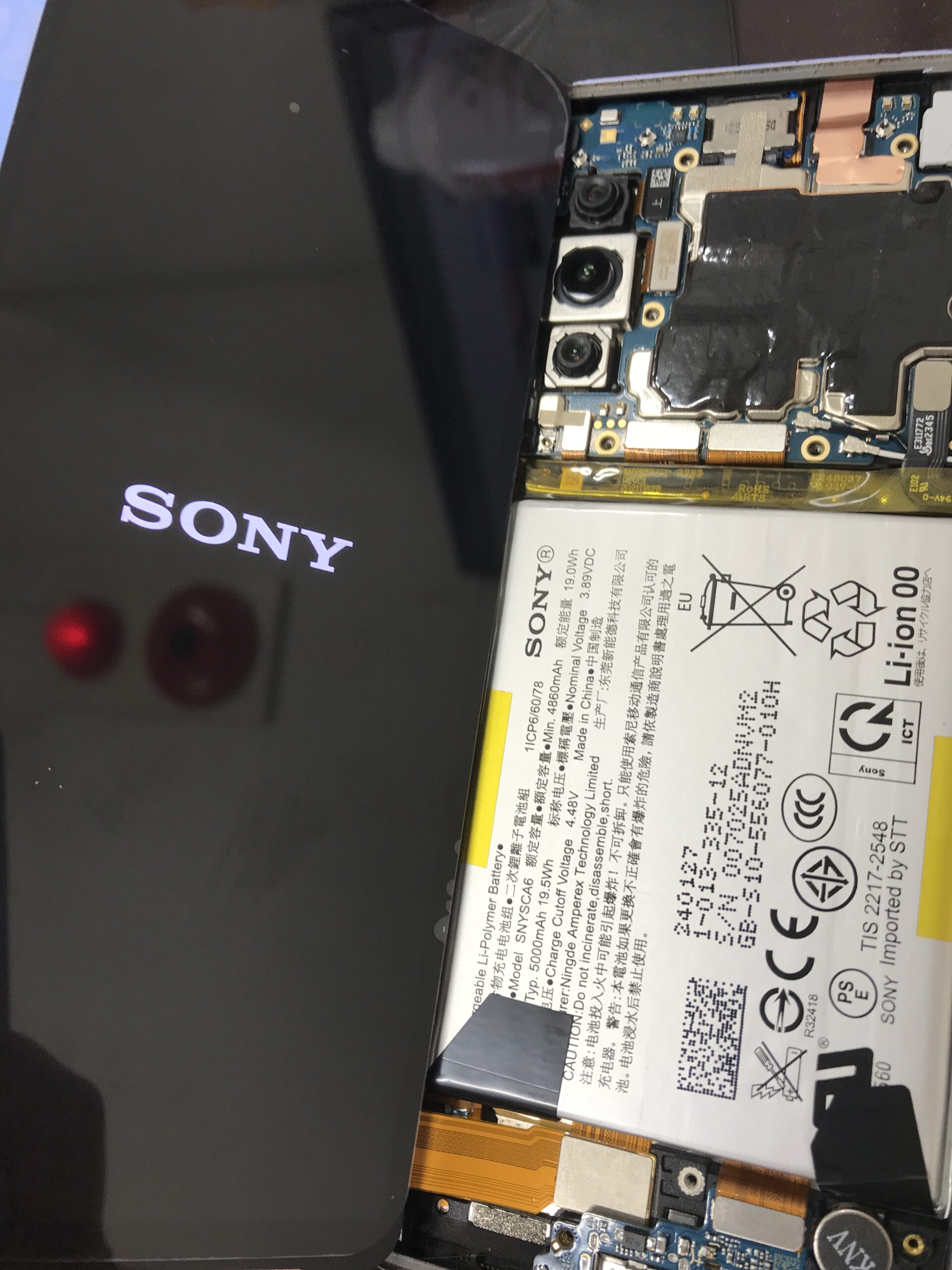 Xperia 10 Vの画面交換修理中に新しい画面を仮付けして確認している状態