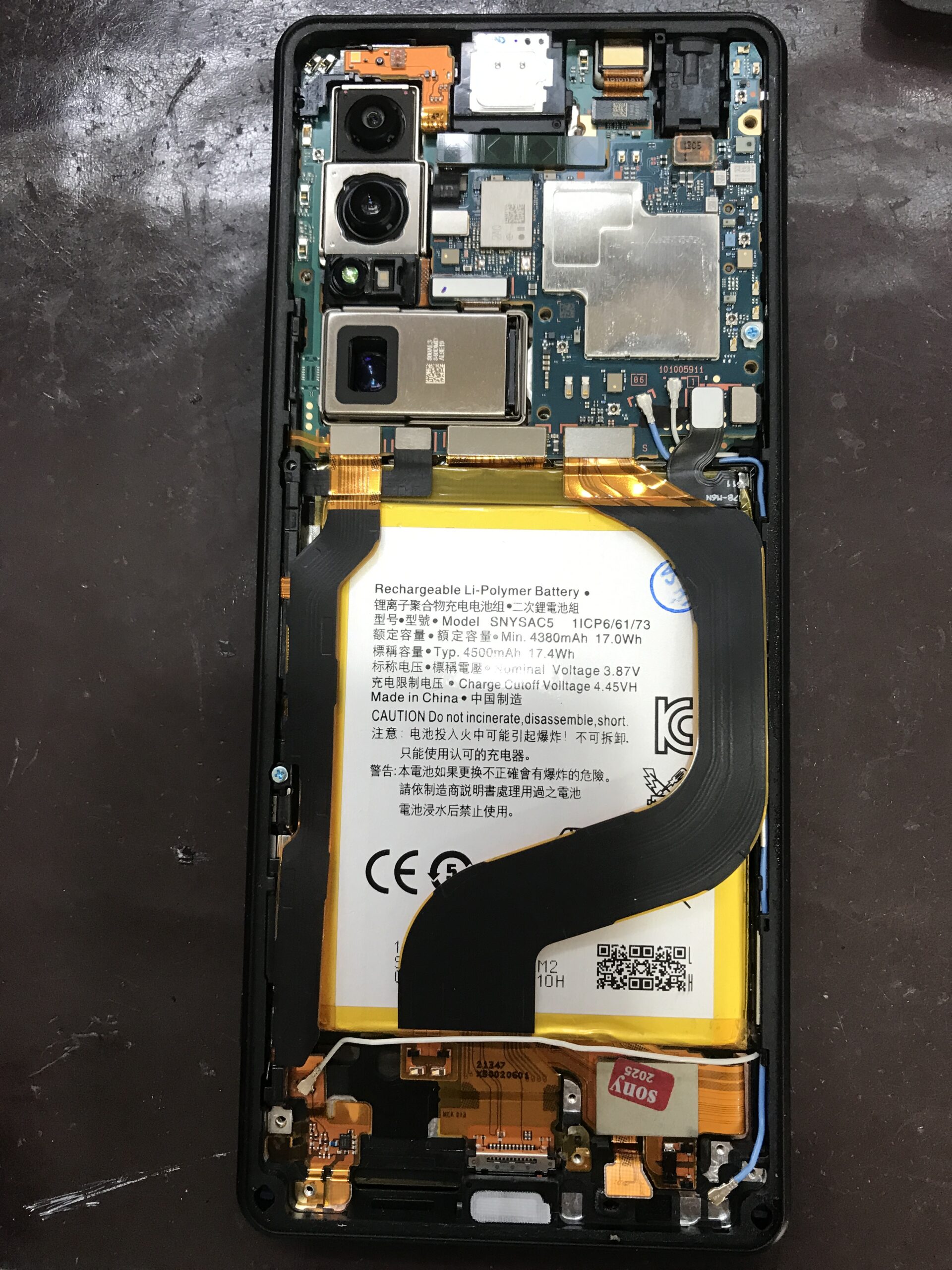 Xperia 1 III 分解時の画面交換修理作業