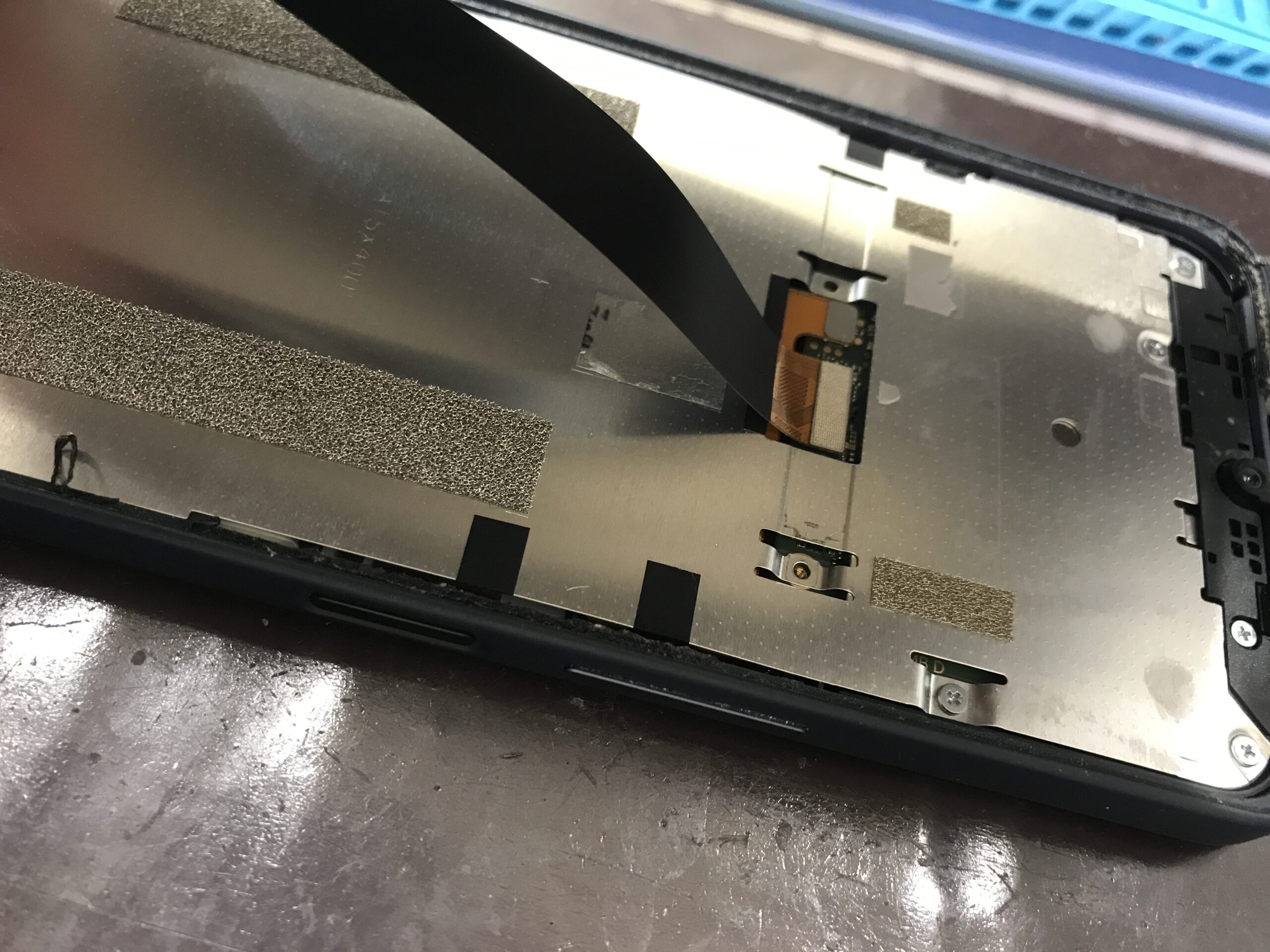 AQUOS wish4を分解して画面交換を行っている修理中の状態