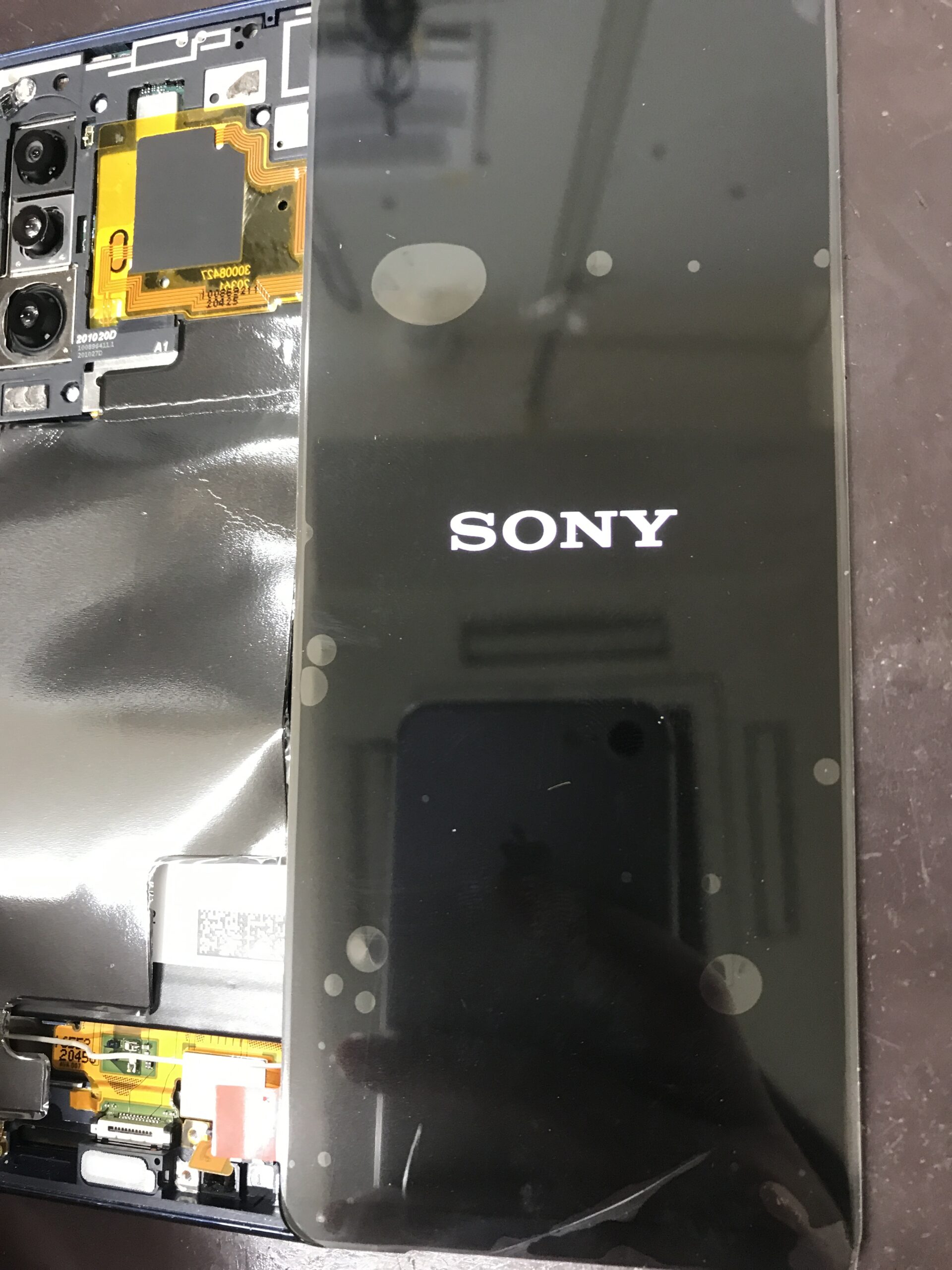 Xperia 5 Ⅱの画面交換後に仮付けして表示を確認している状態