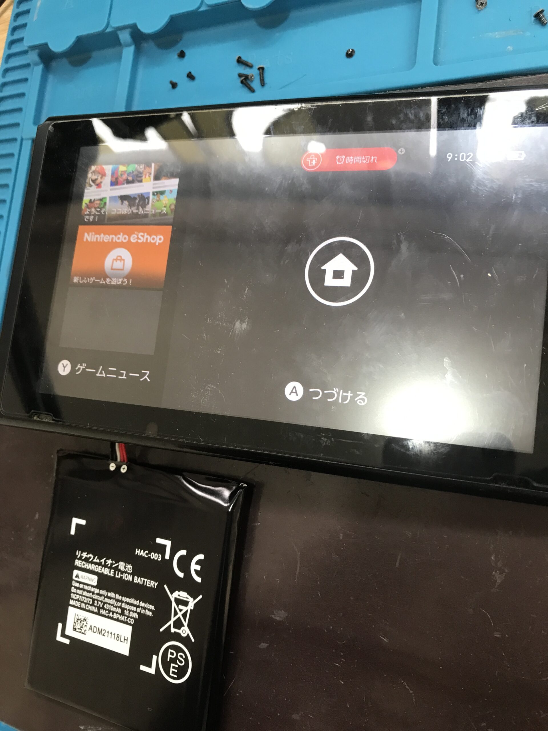 Nintendo Switch バッテリー交換中に仮付けして起動確認を行っている状態