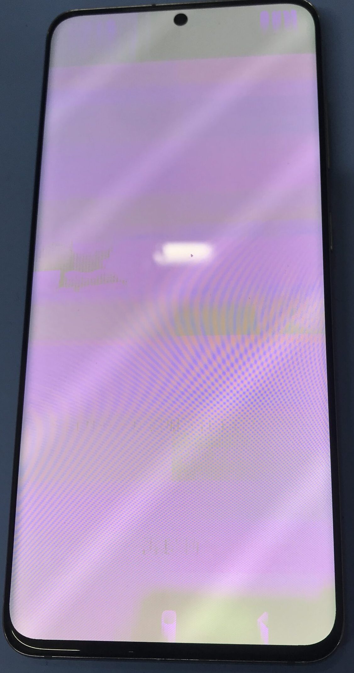 Galaxy S20の画面に緑や白のノイズが発生している修理前の状態
