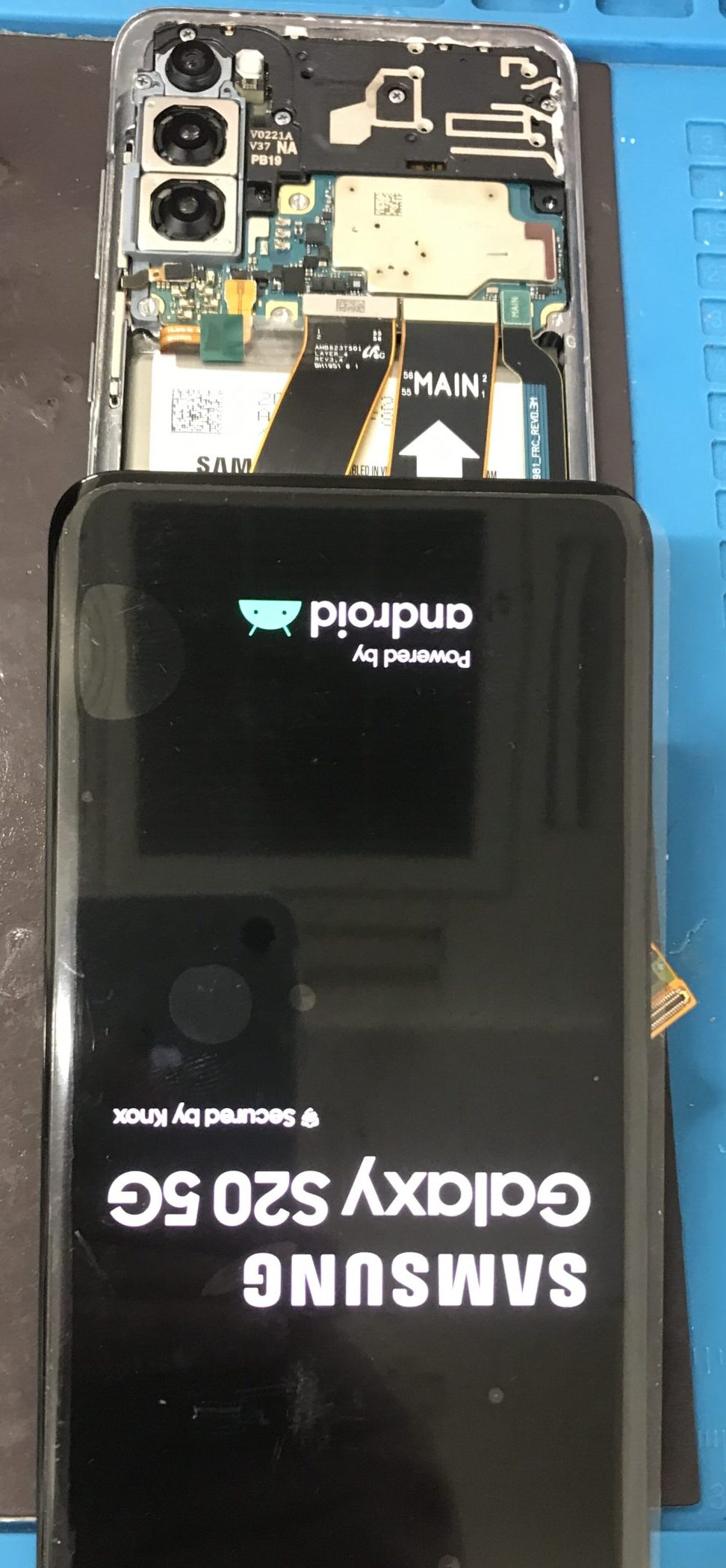 Galaxy S20の新しい液晶を仮付けして映像表示を確認している修理中の状態