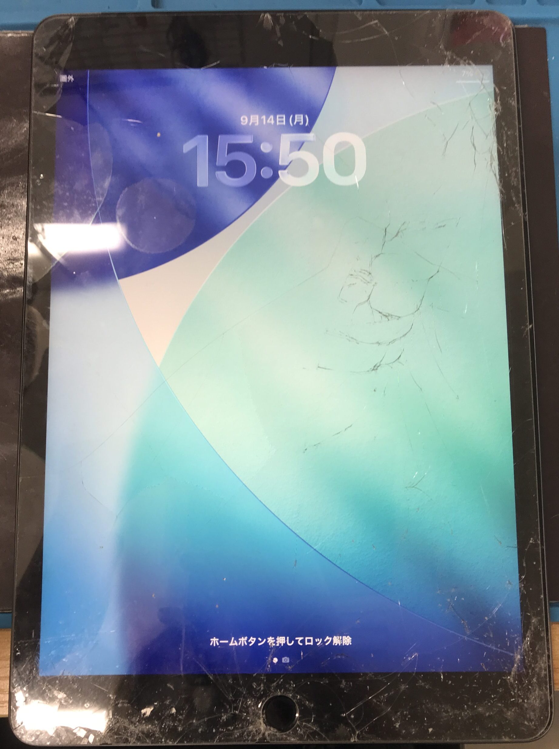 iPad9 修理前の画面全体のひび割れとホームボタン周辺の損傷