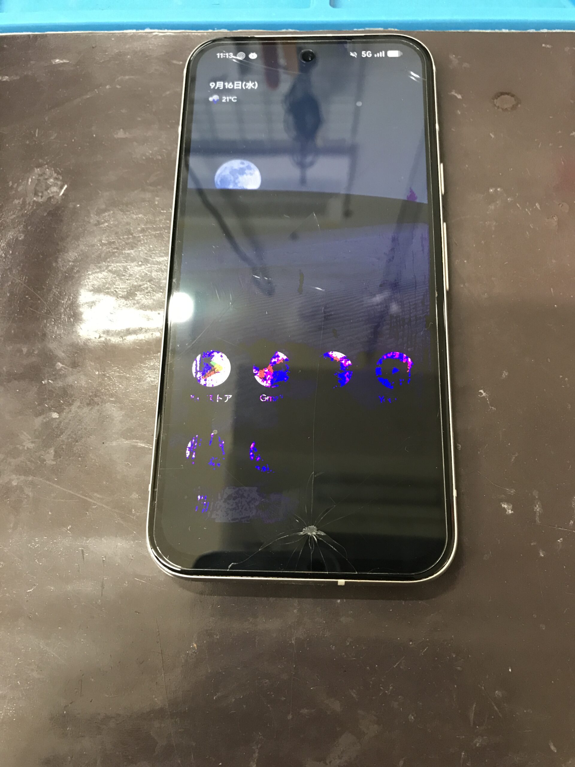 Google Pixel 8aの画面割れと液漏れによる表示不良の修理前状態