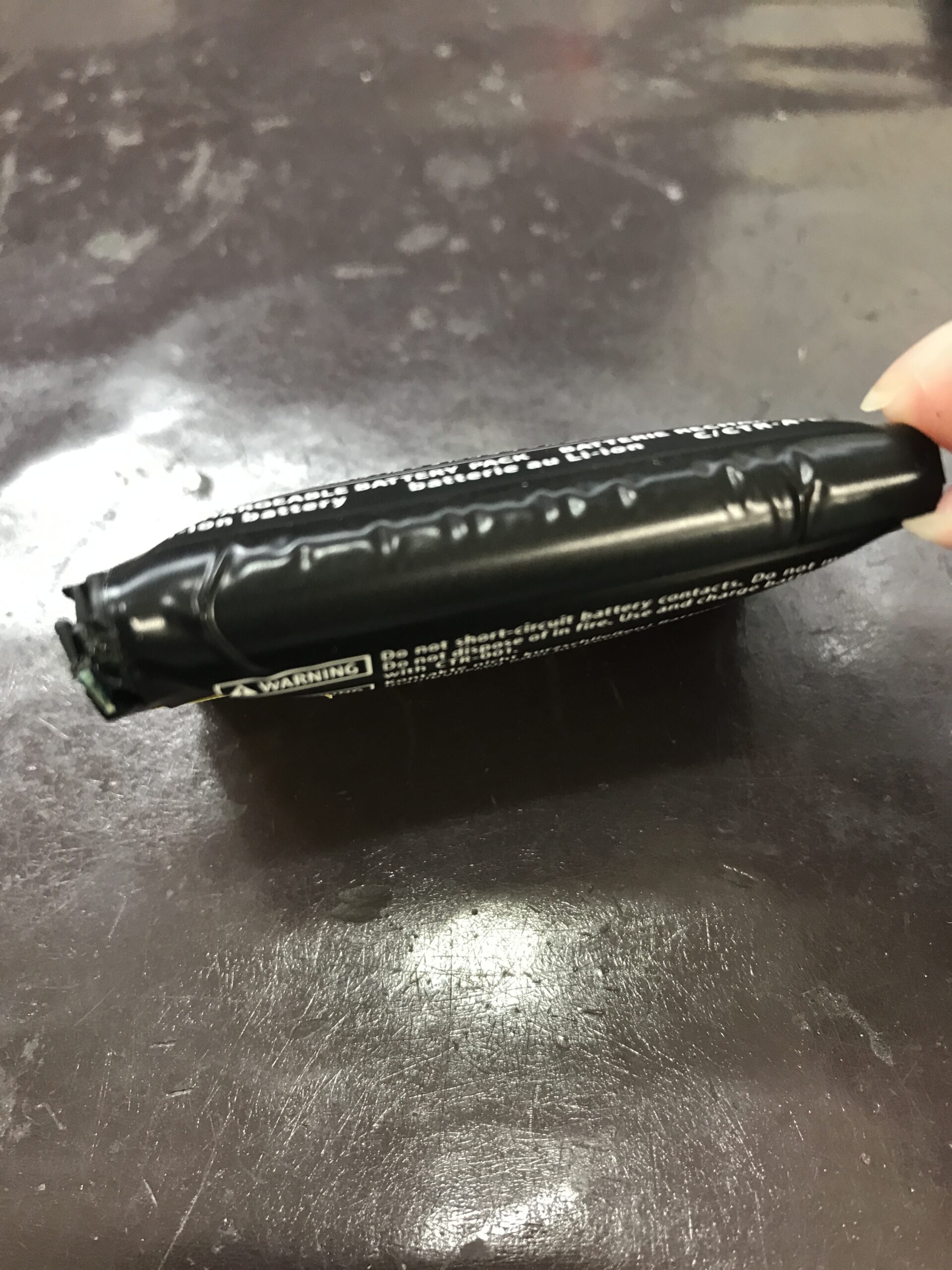 3DSの膨張したバッテリーを確認した状態