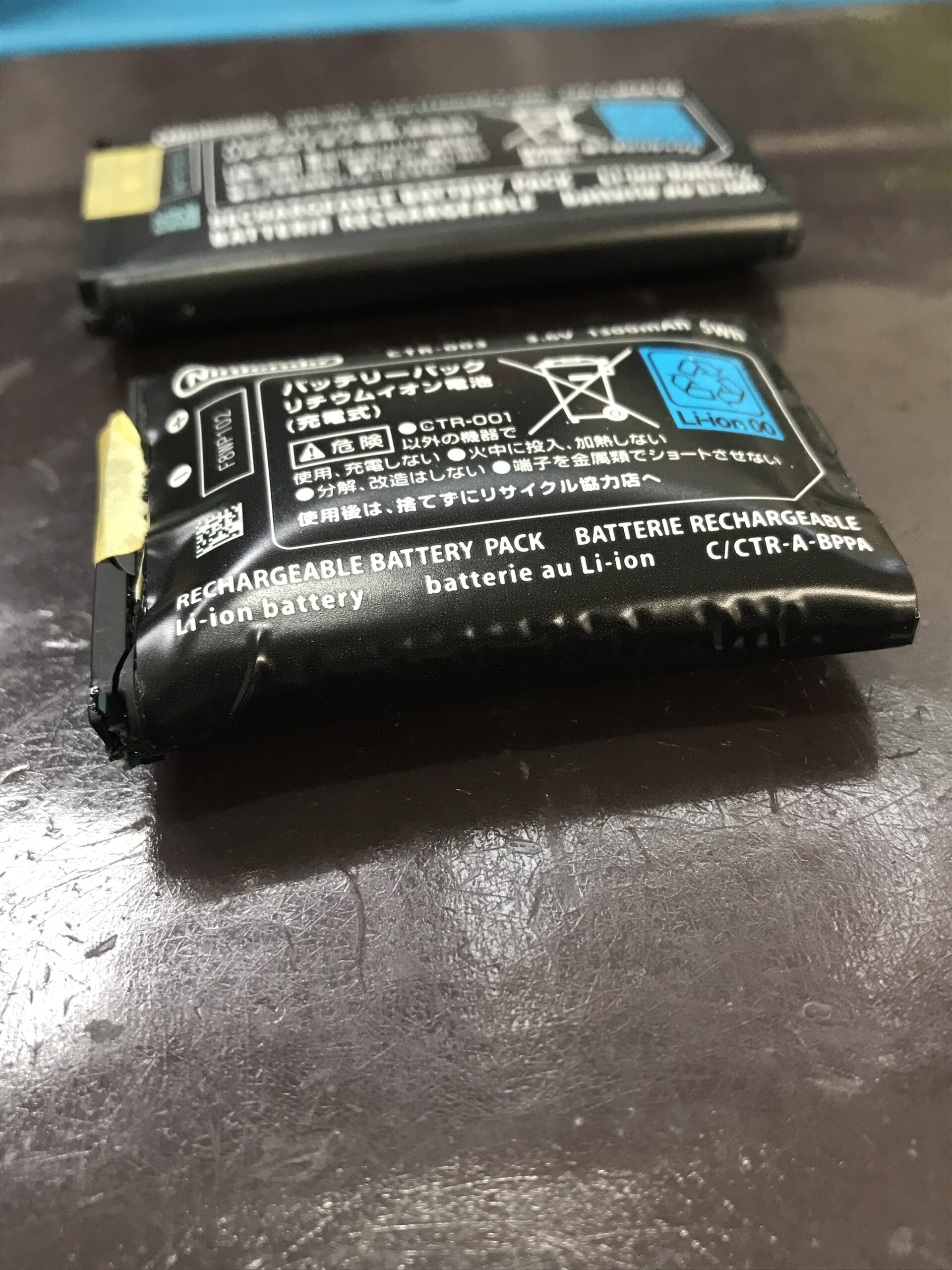 3DSの膨張したバッテリーを確認している状態