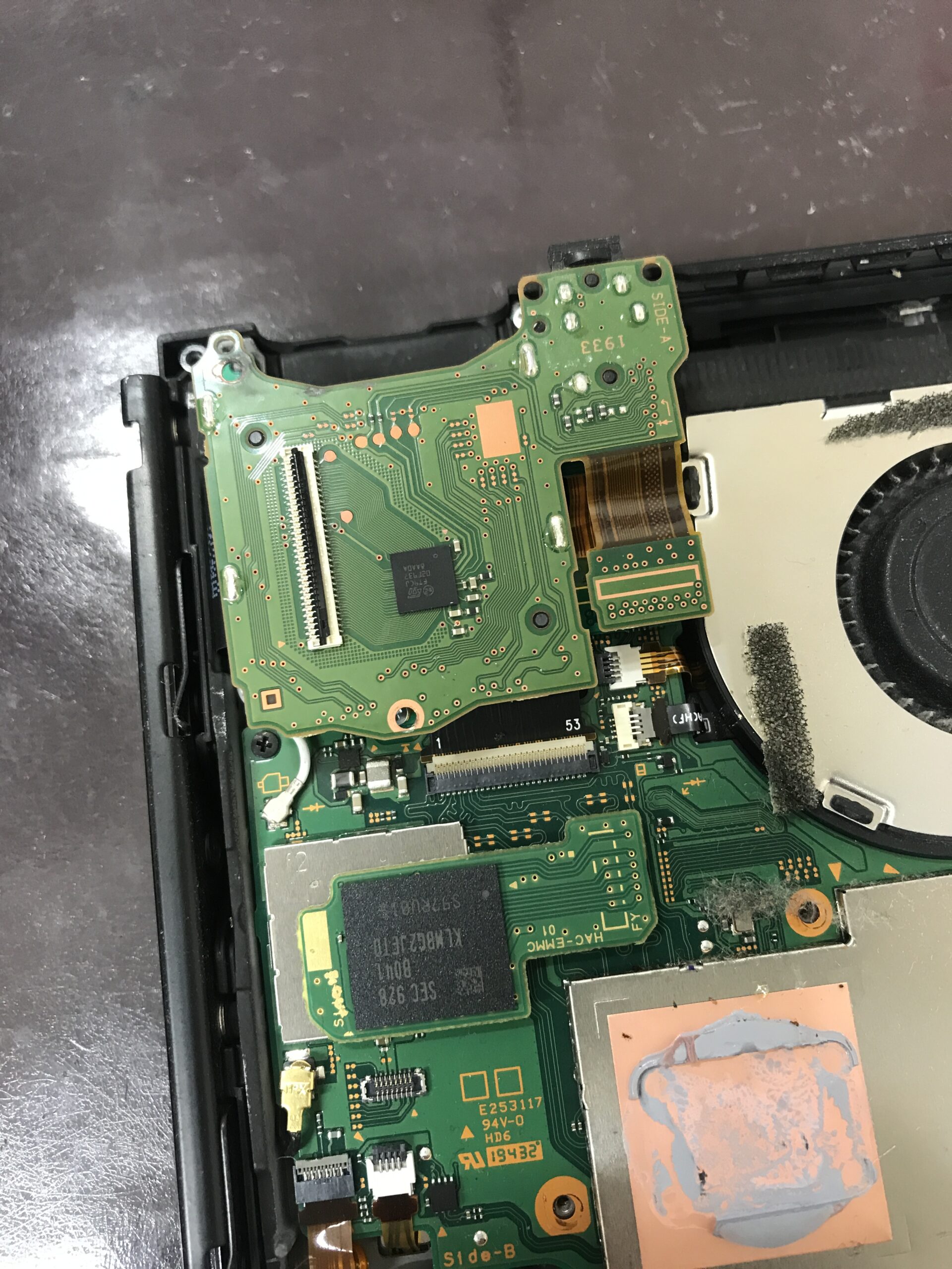 Switchのゲームカードスロット交換修理で本体を分解している状態
