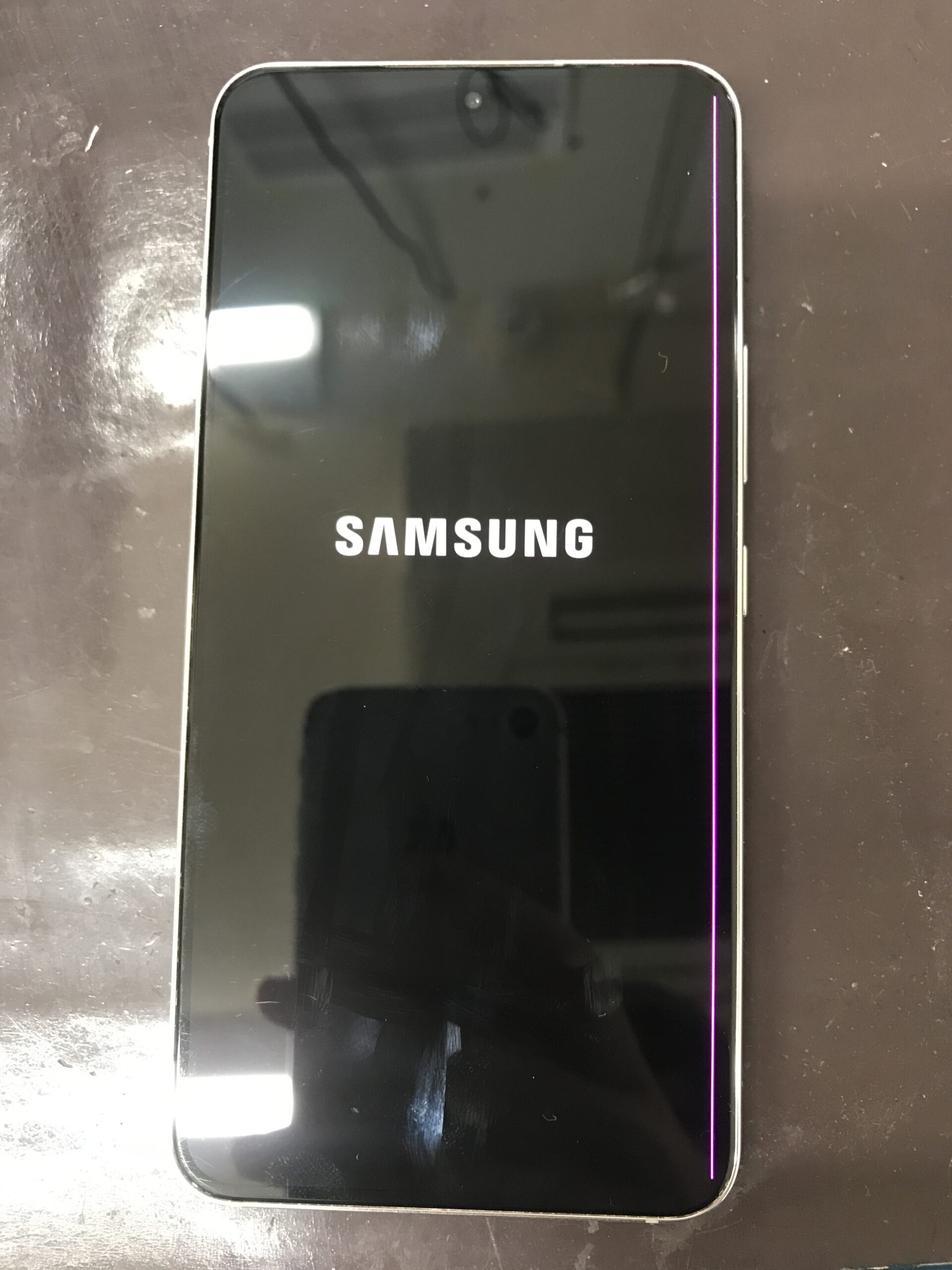 Galaxy S22の画面にピンク色の縦線が入っている修理前の状態