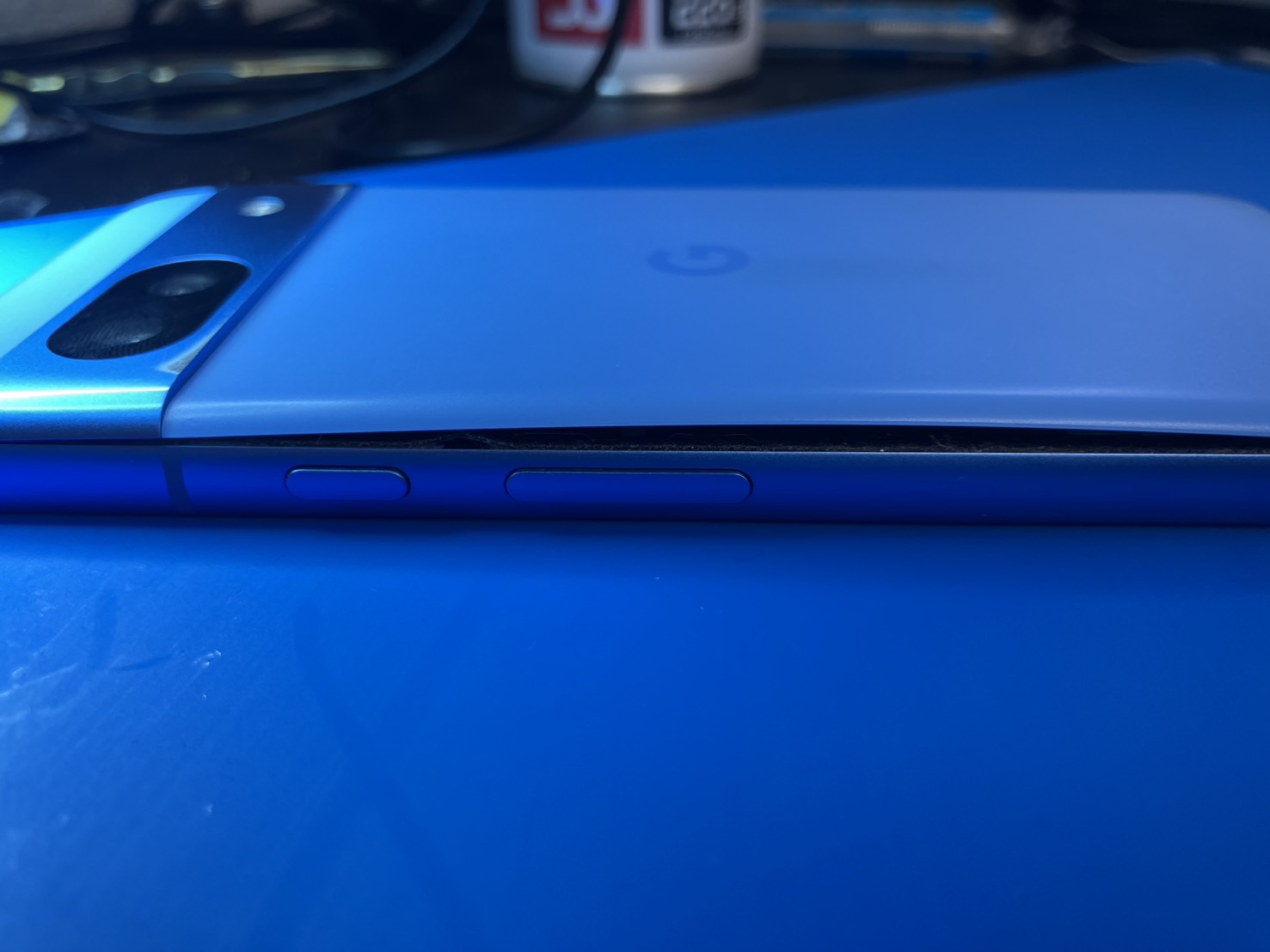 バッテリー膨張により背面パネルが浮いたGoogle Pixel 8a