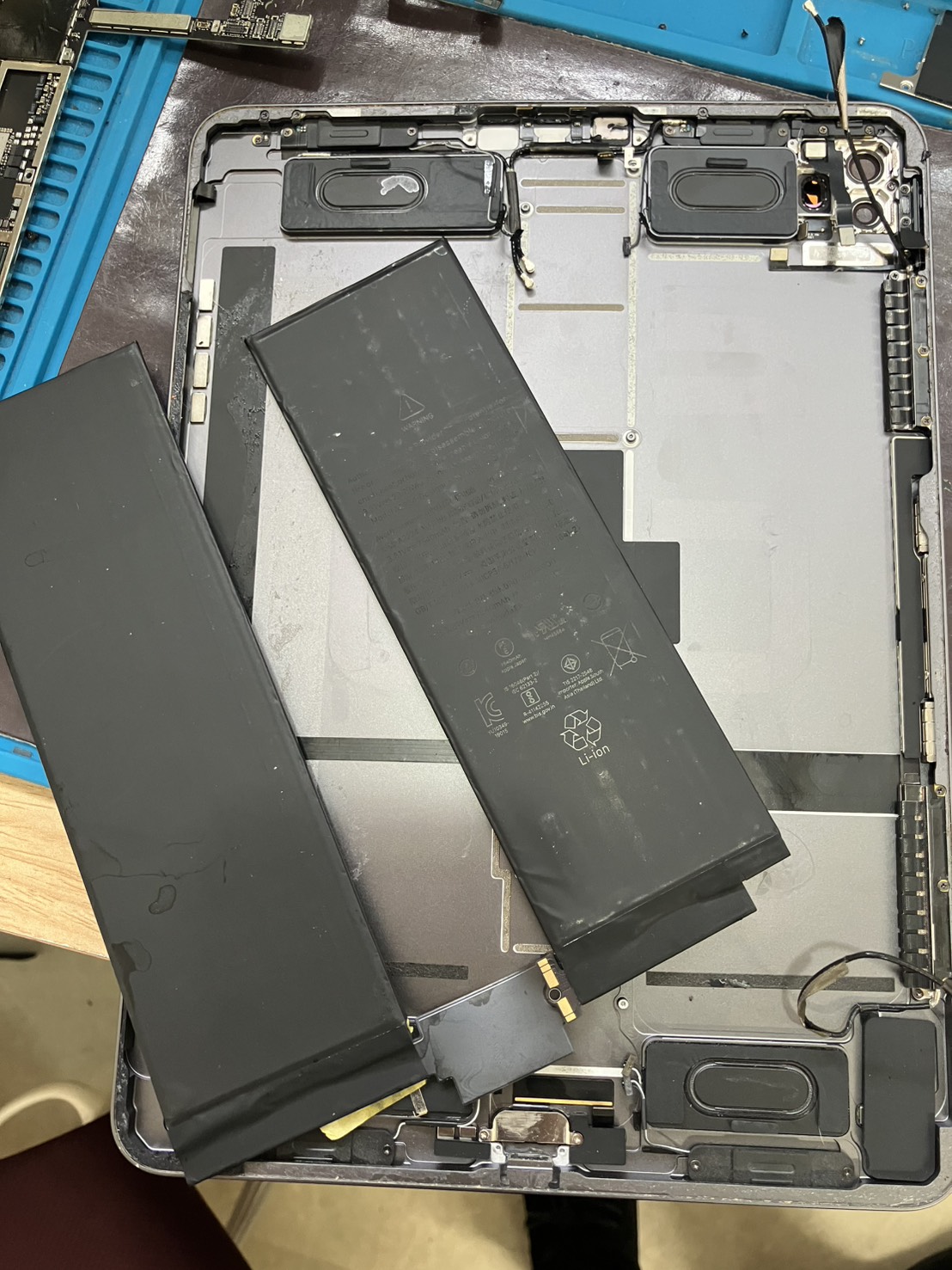 iPad Pro 11インチ第2世代から取り外した交換前バッテリー