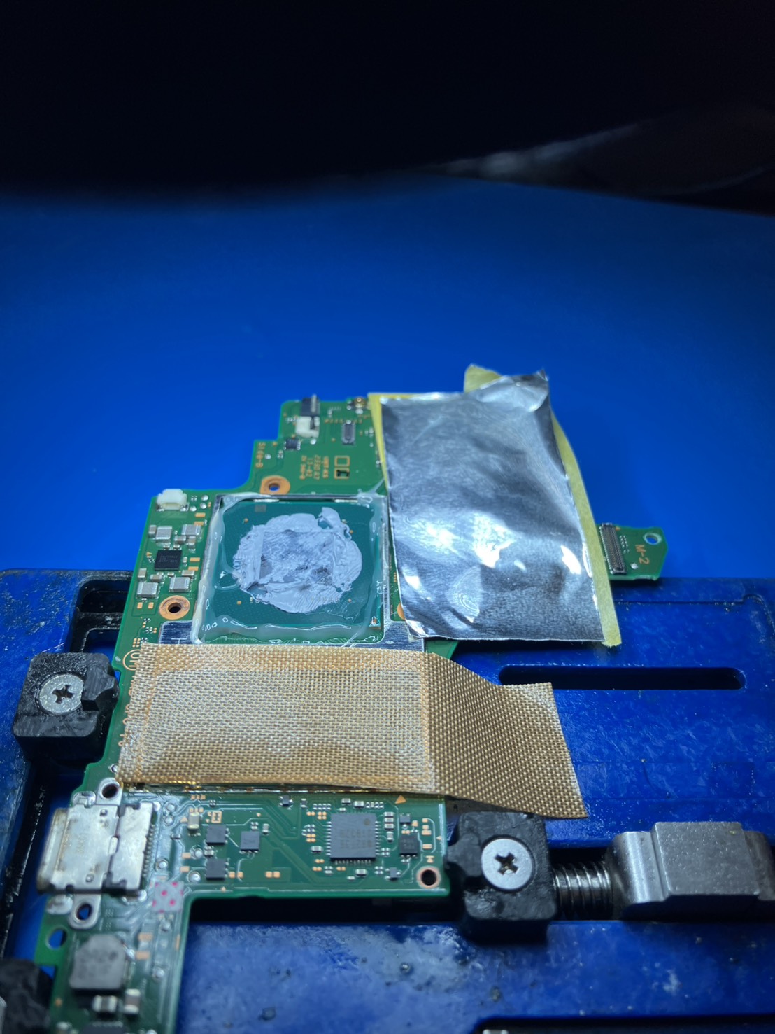 ブルースクリーン修理前のNintendo Switchメイン基板とCPU