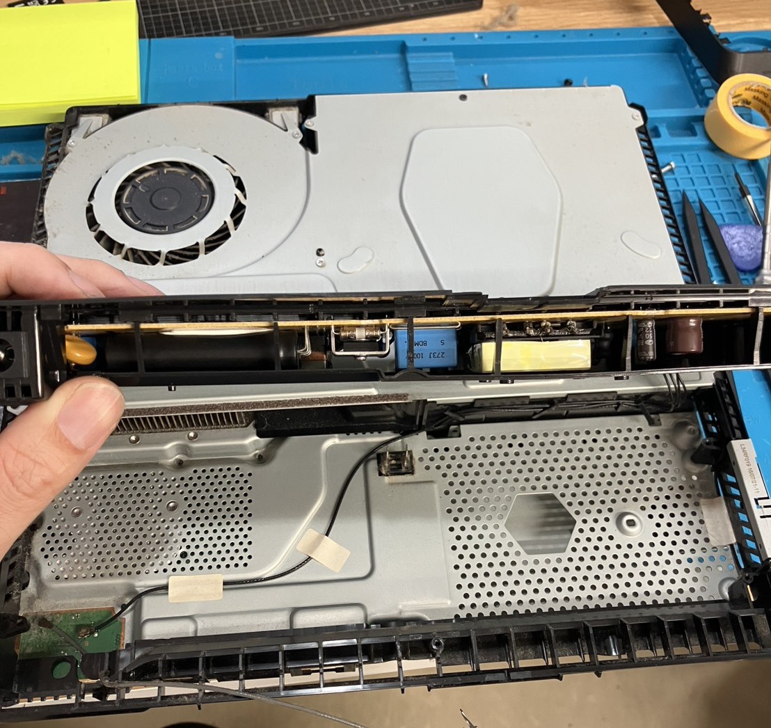PS4の電源が入らない症状で電源ユニットを取り外した修理中の状態