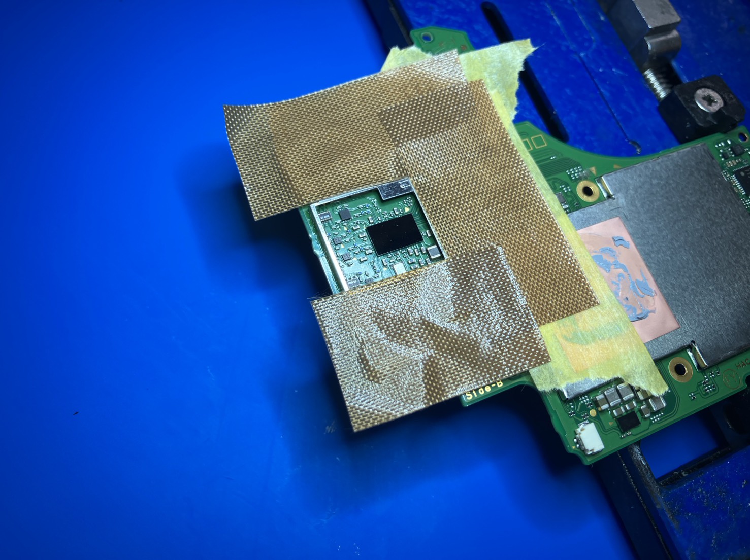 Switchオレンジスクリーン修理でWi-Fiチップ周辺を耐熱保護した基板