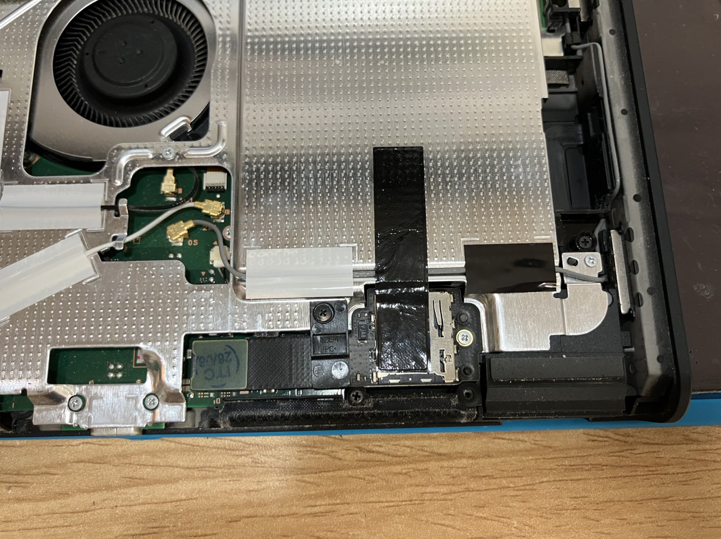 Switch2に新しいSDカードスロットを取り付けた修理中の状態