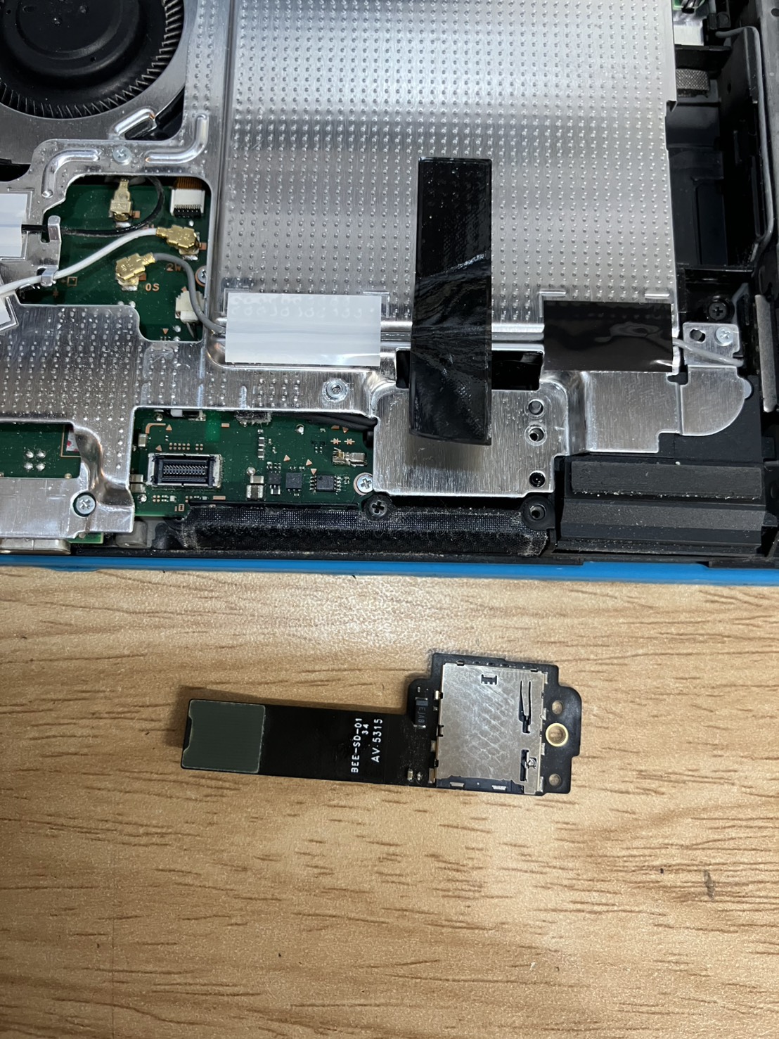 Switch2から故障したSDカードスロットを取り外した状態
