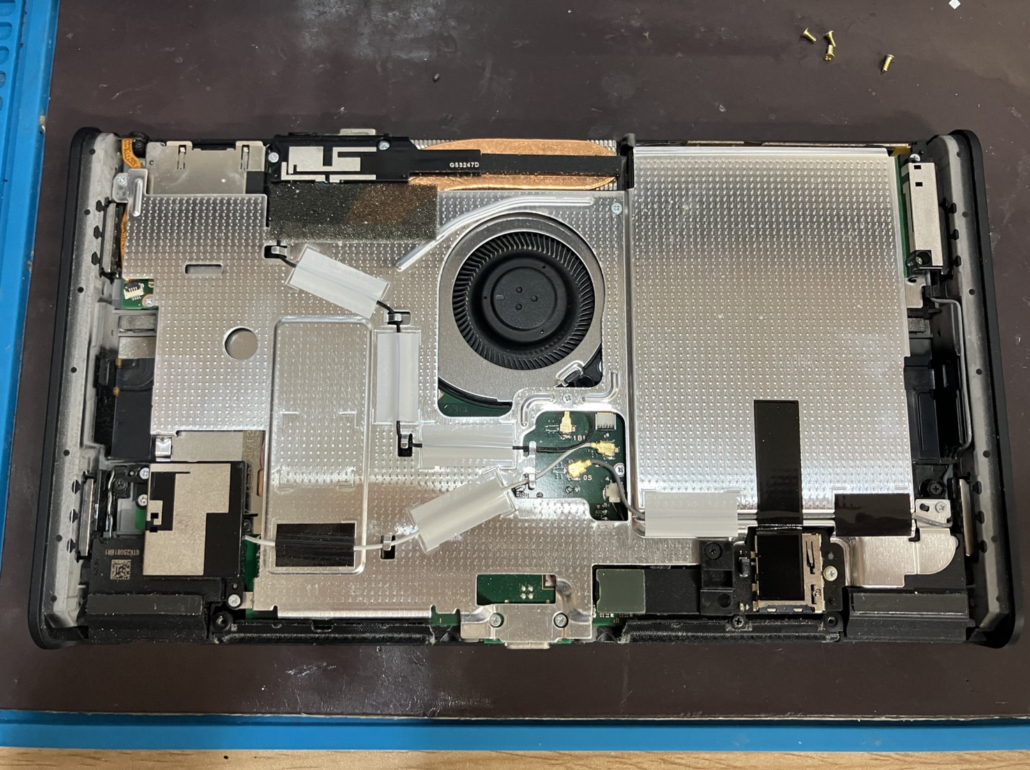 Switch2背面カバーを外した内部とSDカードスロットの位置