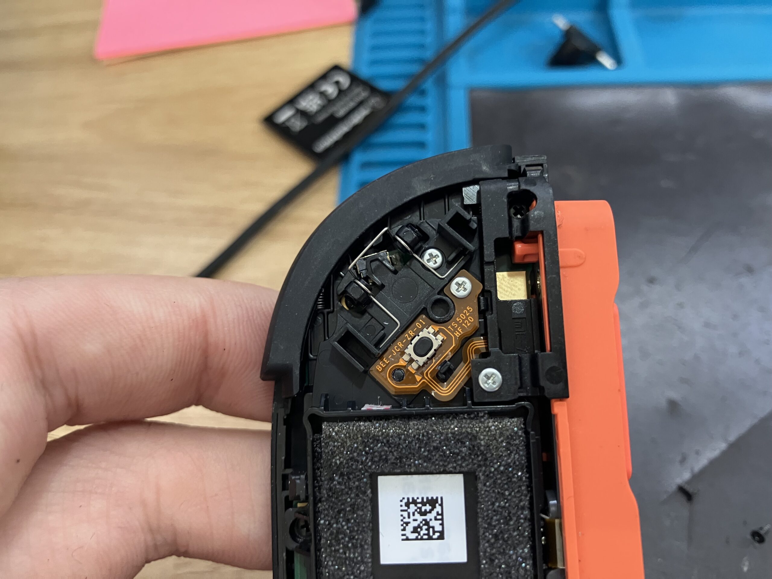 Switch2のJoy-Con2に新しいZRボタンを取り付けた状態
