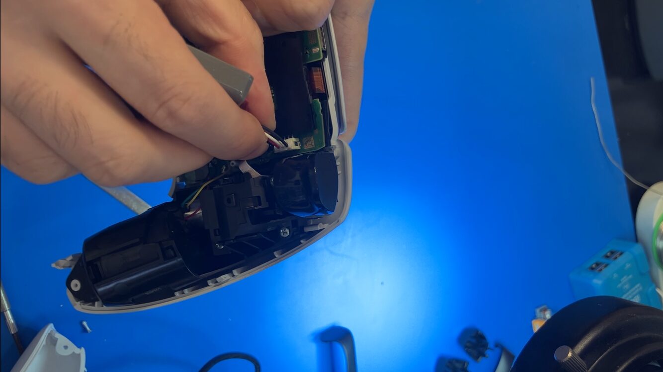 PS5コントローラーのバッテリーコネクターを取り外す作業
