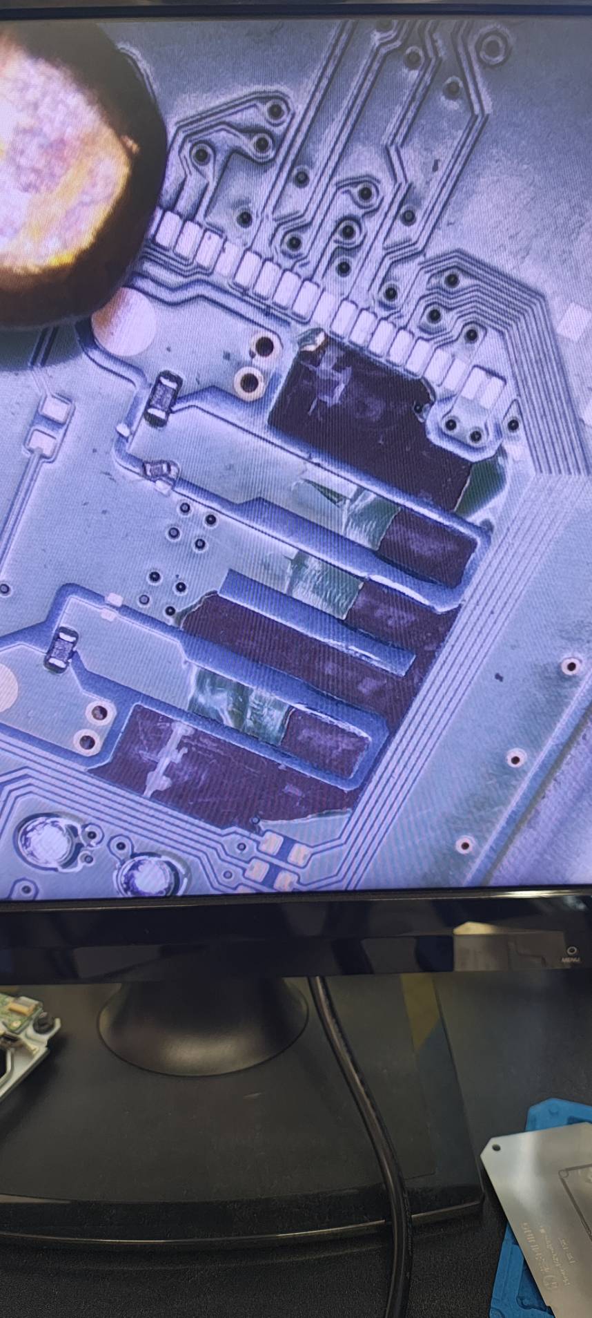 PS5ディスクドライブコネクター破損で基板パターンが剥がれた状態