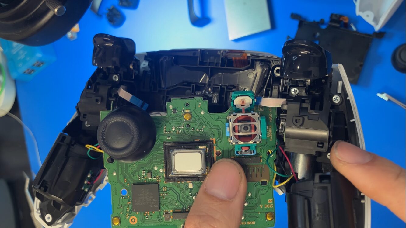 DualSenseのポテンショメータを約45度開いた状態