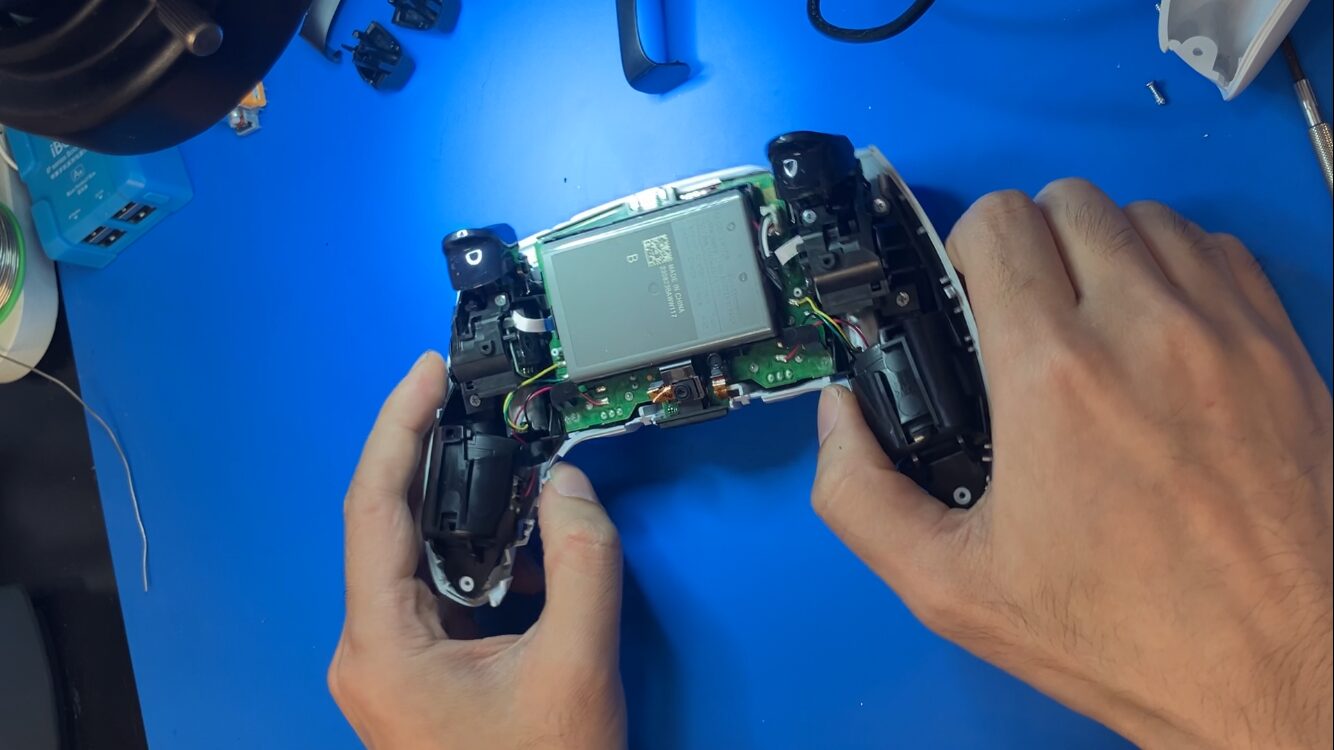 DualSenseの上部外装を取り外した内部の状態