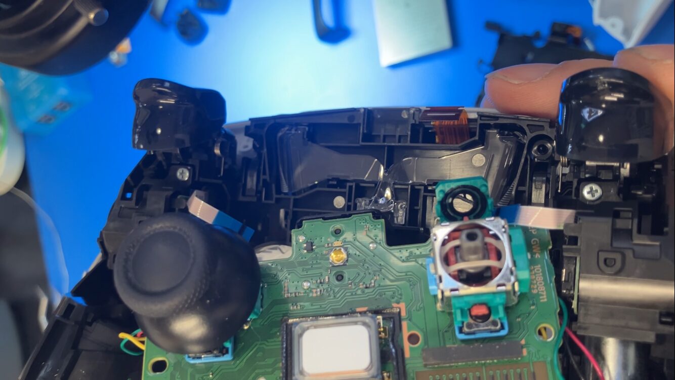 DualSenseのポテンショメータから白い接点部品を取り外して抵抗体を露出させた状態