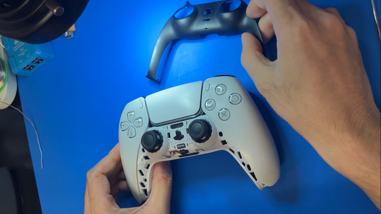 PS5コントローラーの黒い下部カバーを取り外した状態