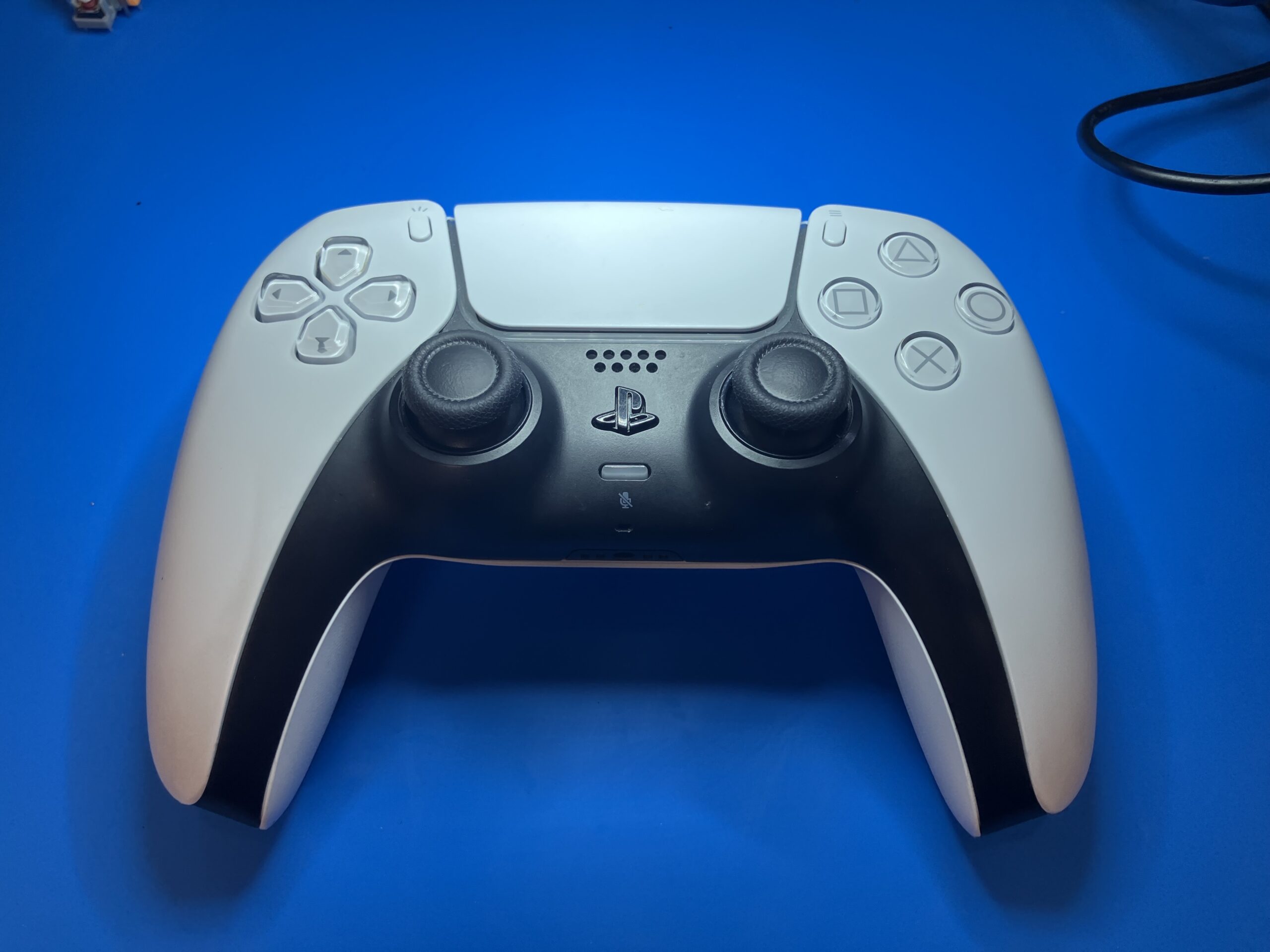 PS5純正コントローラーDualSenseの分解前の状態