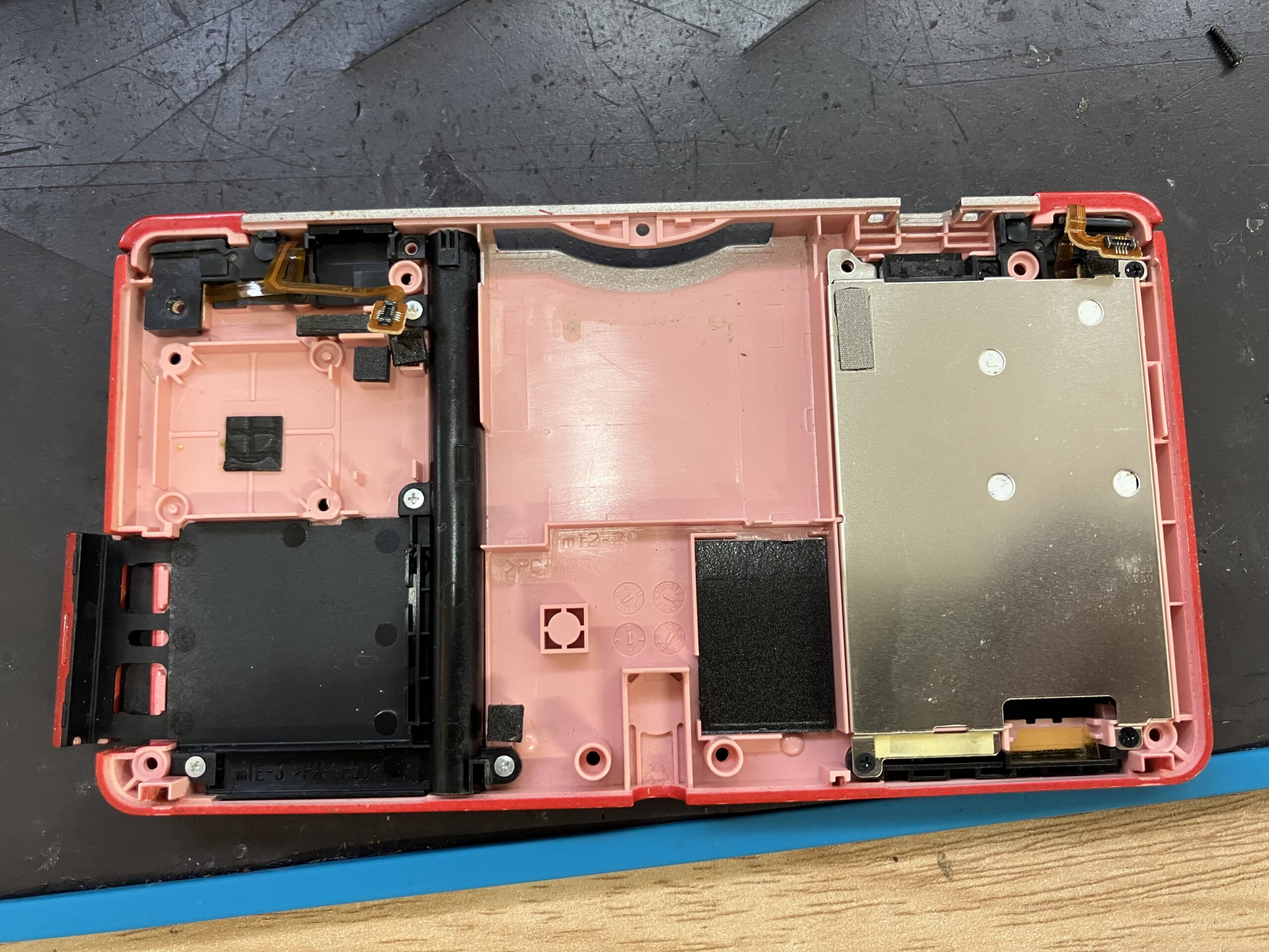 3DS L・Rボタン交換修理のため分解した様子