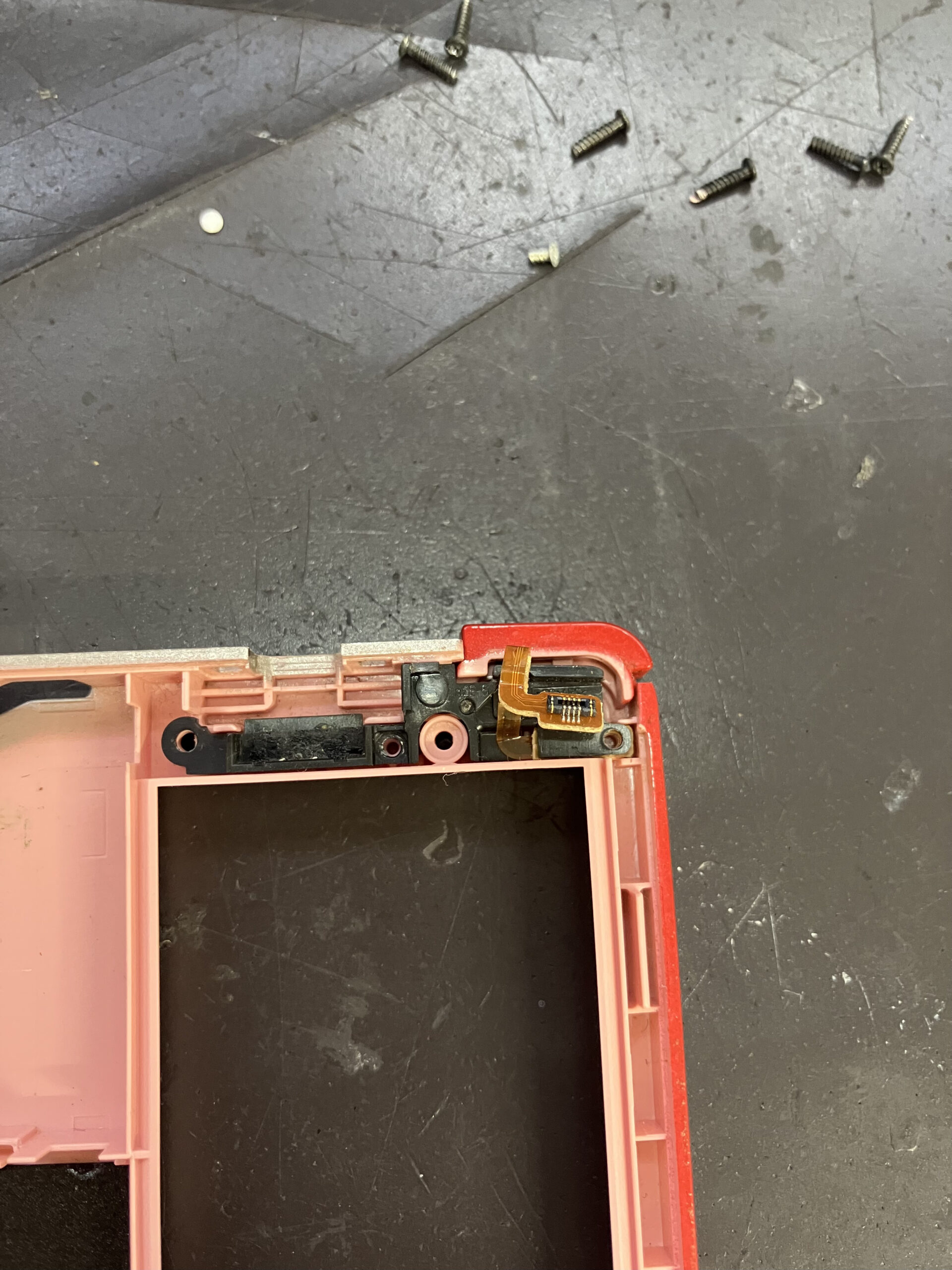 3DSのLボタン部品を交換している修理中の状態