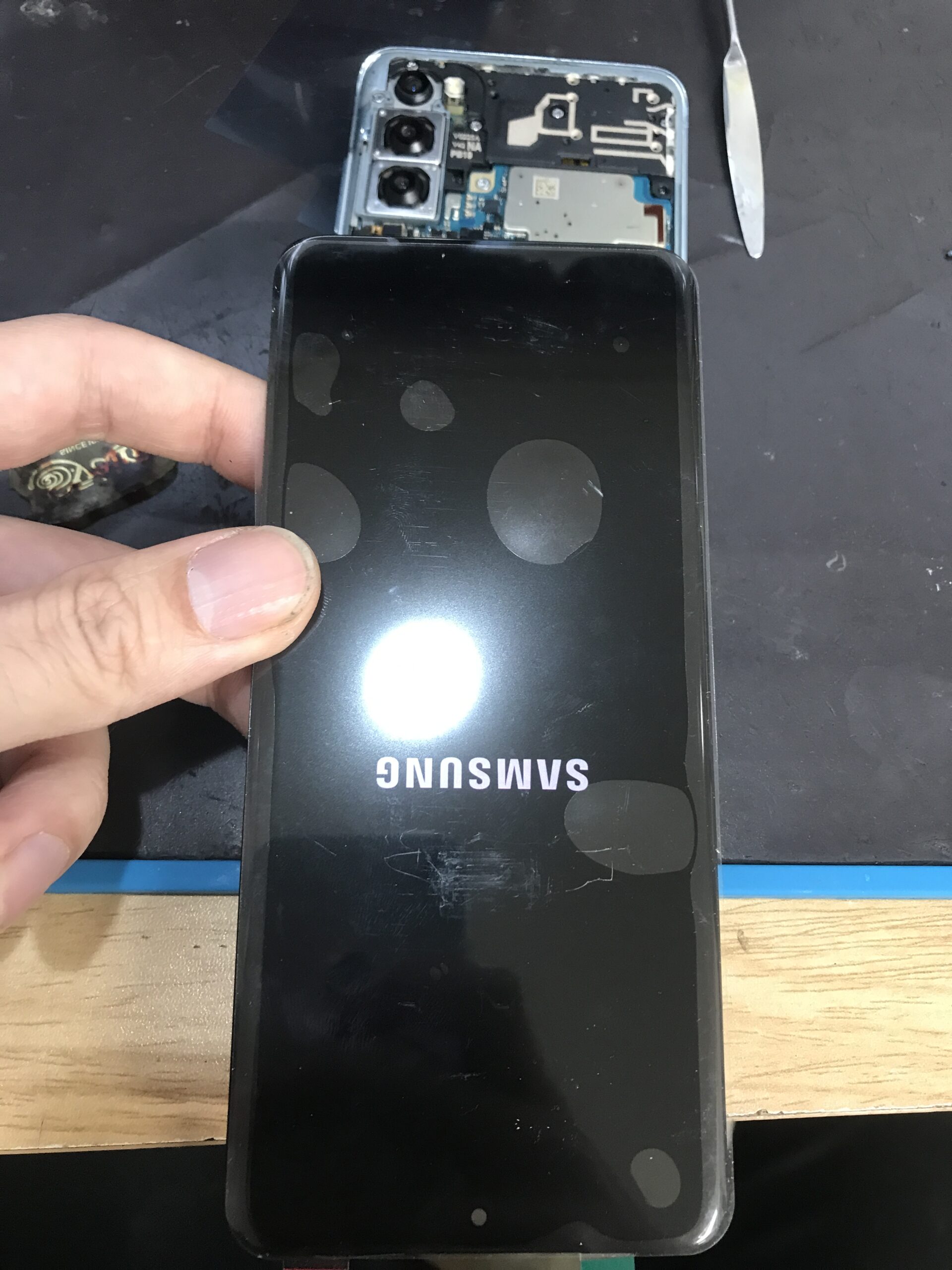 Galaxy S20 新しい画面を仮付けして正常な映像表示を確認している修理中の状態