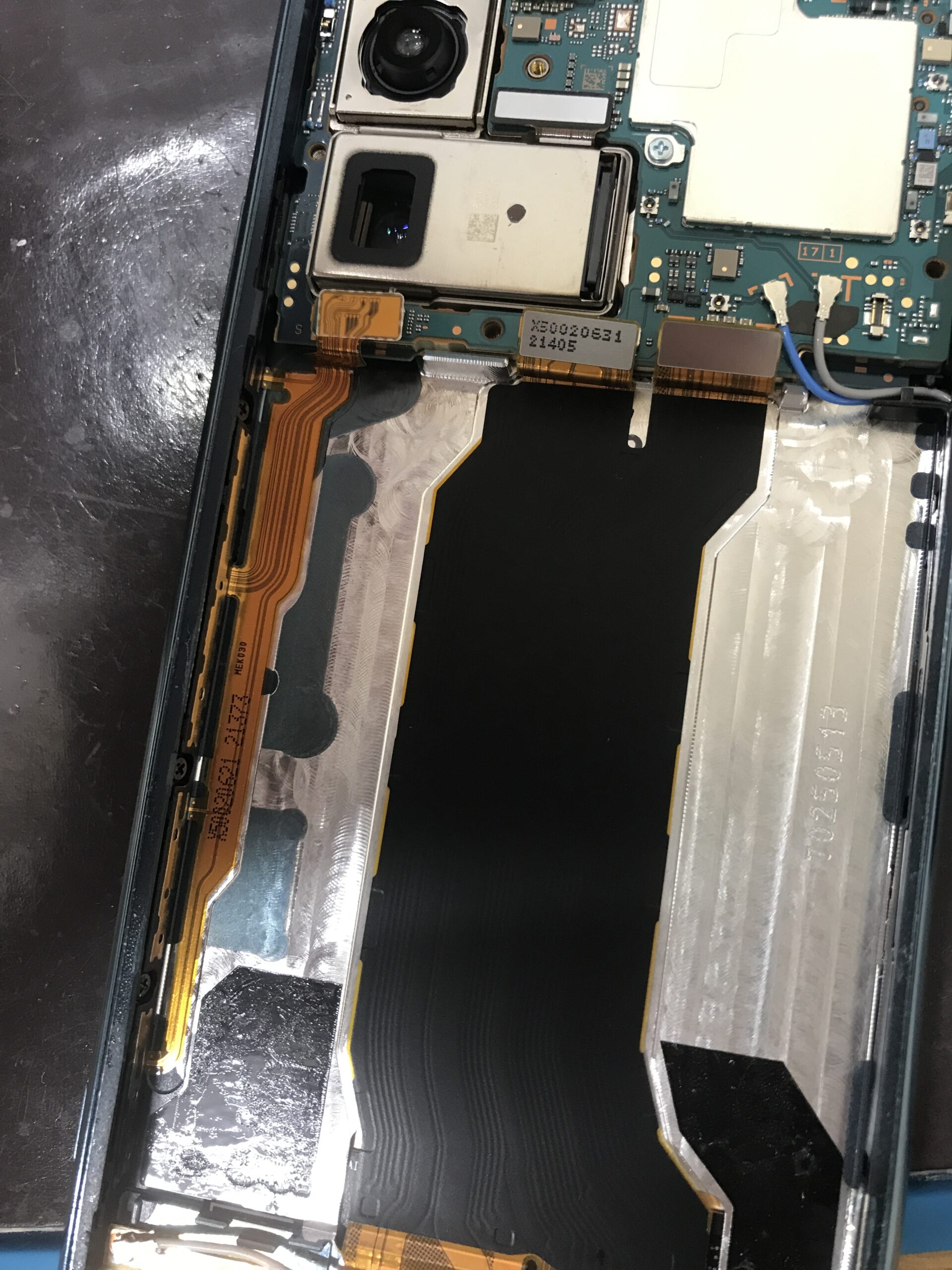 Xperia 5 IIIの電源ボタン故障を確認するため分解した状態