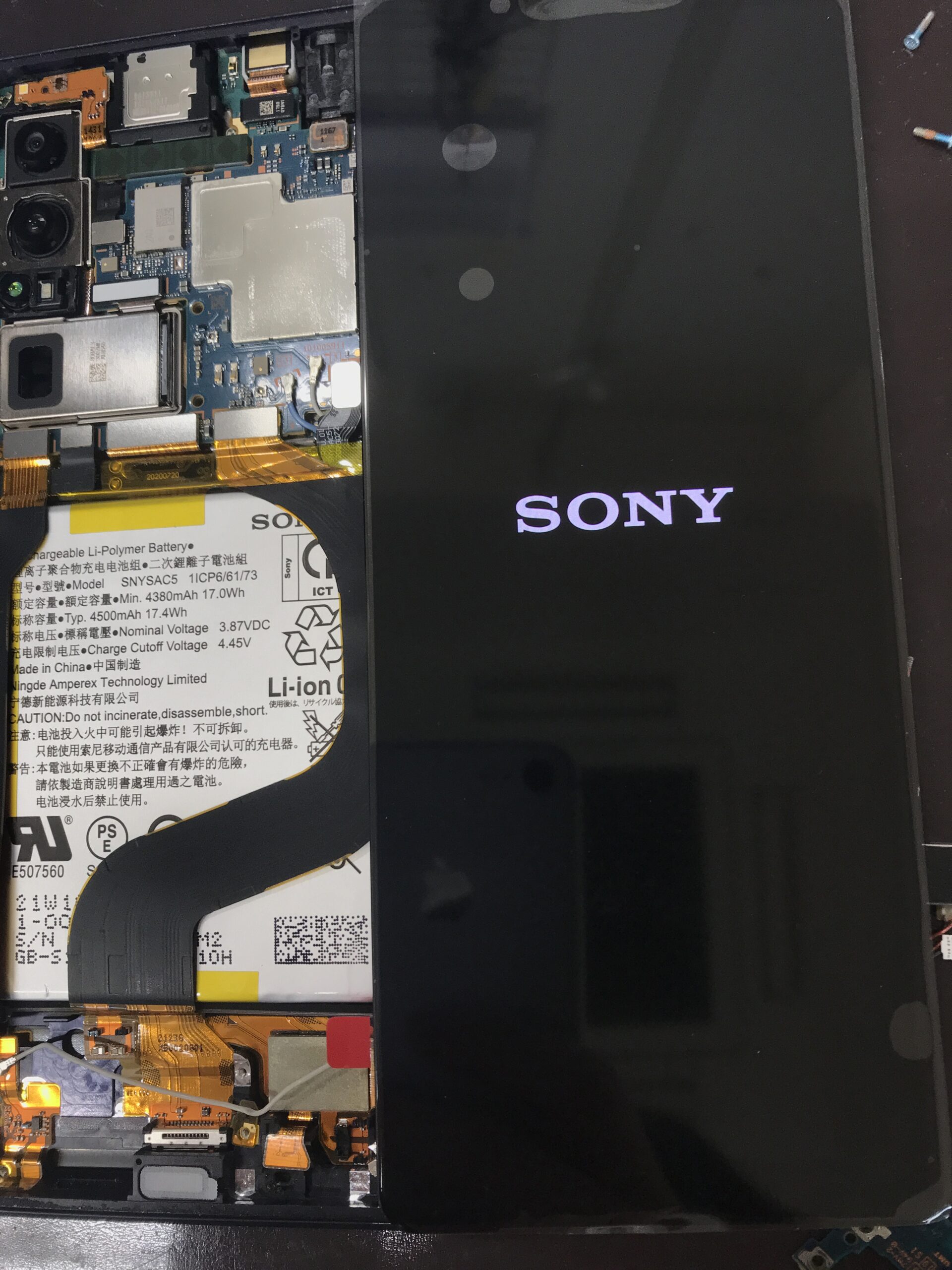 Xperia 1 IIIの画面交換修理中に画面パーツを仮付けしている状態