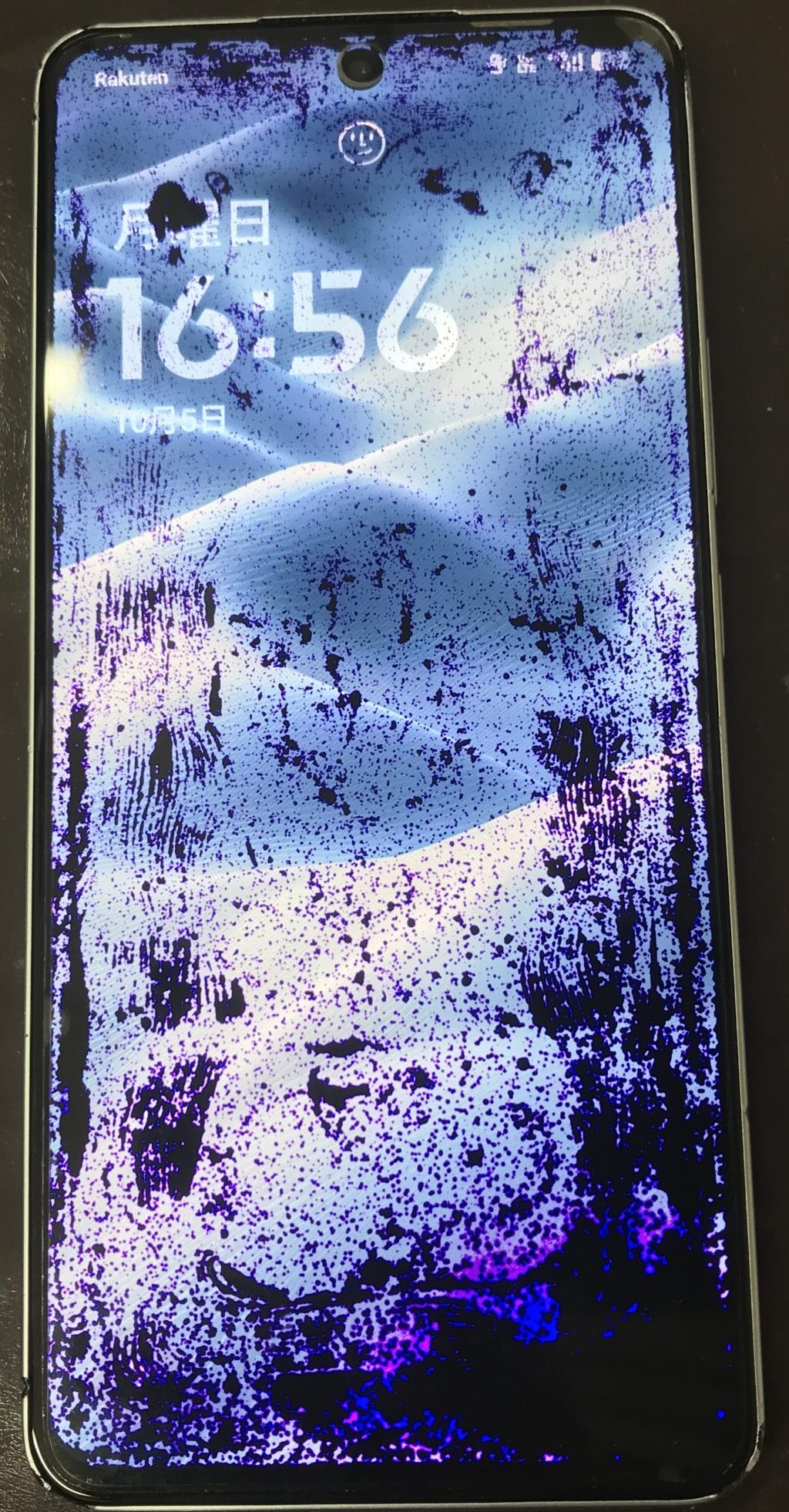 OPPO Reno13 Aの画面下半分を中心に黒い液漏れ状の染みが広がった修理前の状態