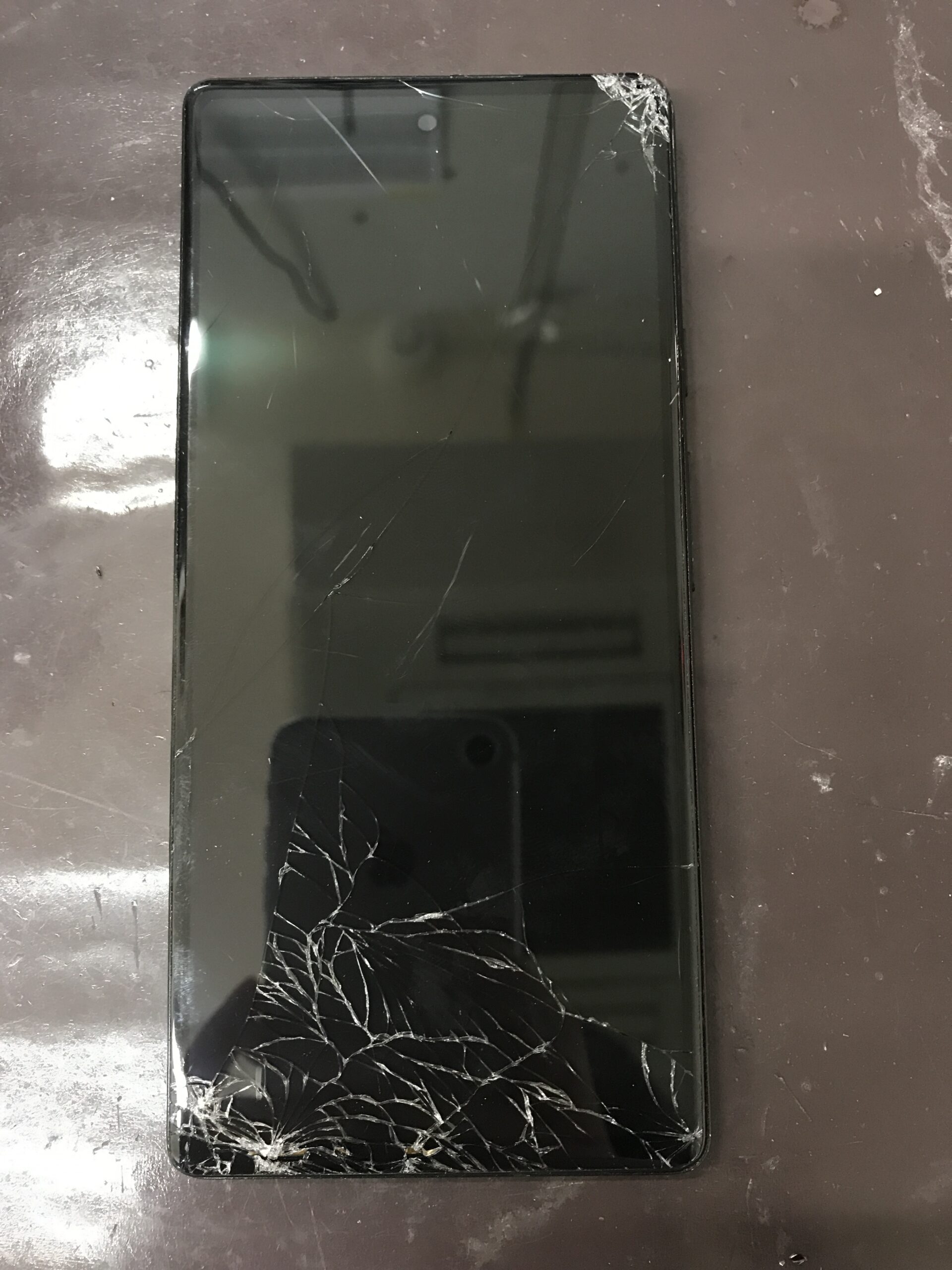 Pixel 6aの画面割れと画面が真っ暗になった修理前の状態